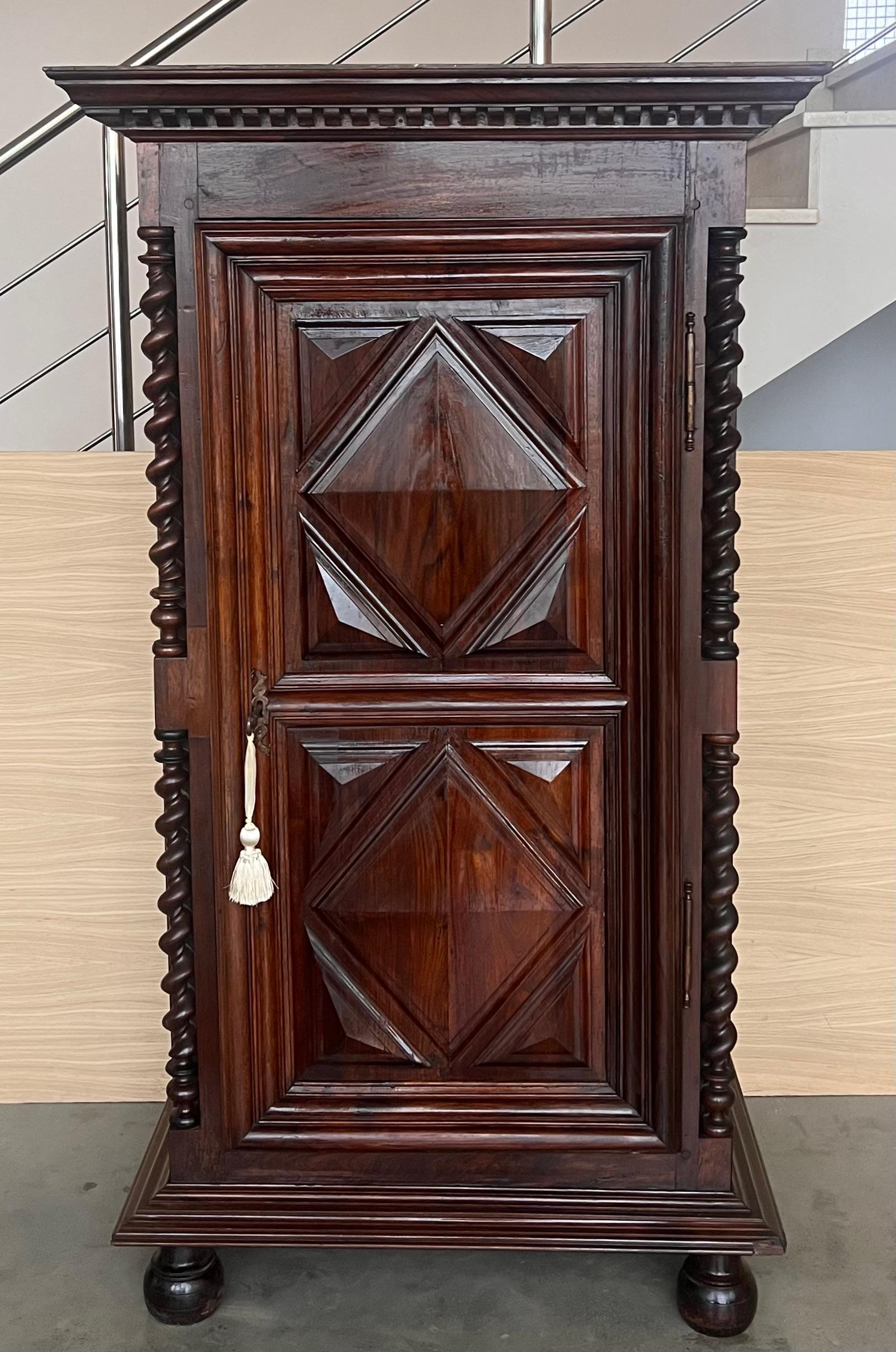 Ein exquisiter holländischer Kissenschrank mit zwei Türen. Dieser Schrank hat seinen Namen von den kissenförmigen Verdickungen an den Türen. Die Türen werden von halbrunden, ebenholzfurnierten Säulen flankiert. 
Dieser Schrank ist aus feinstem