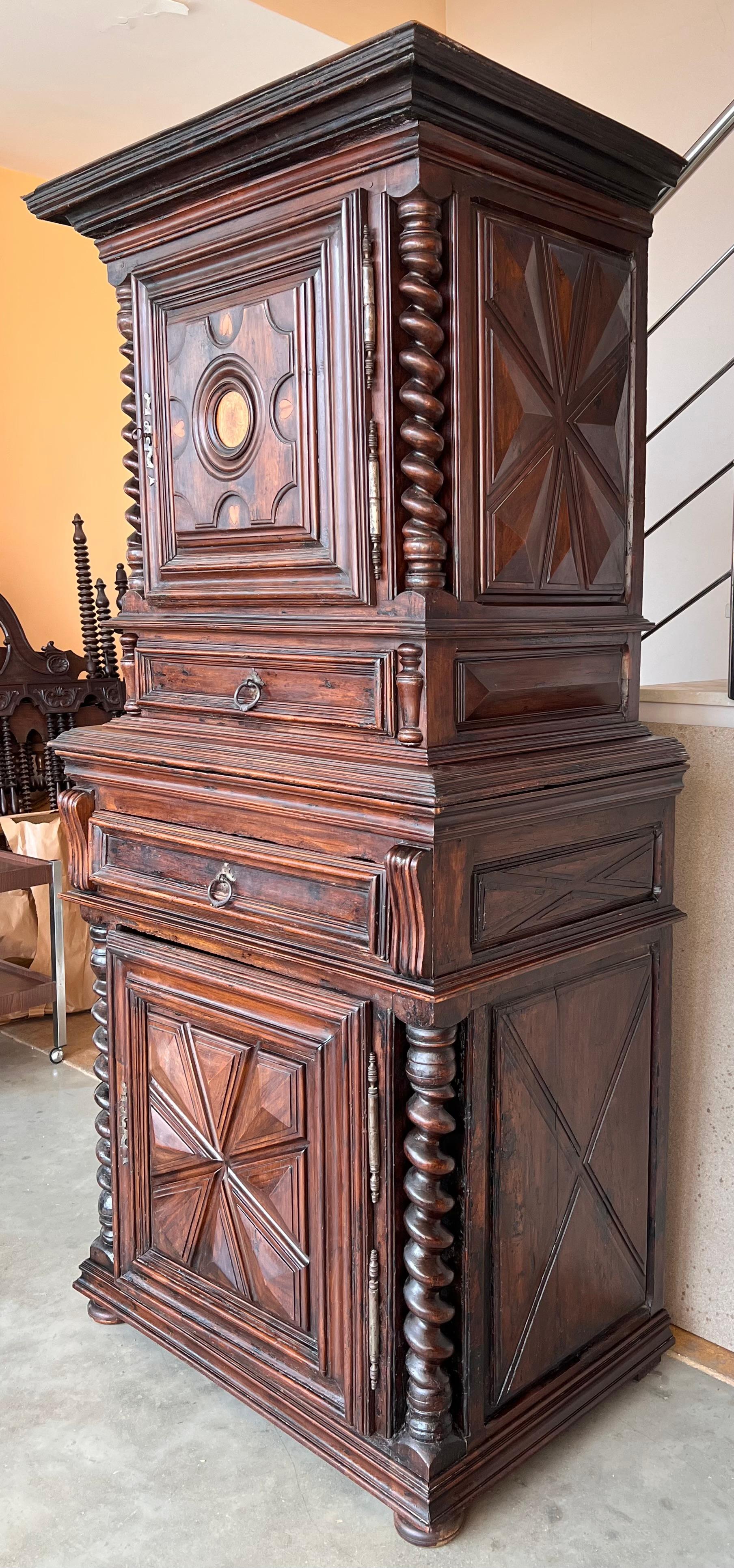 Baroque Ancienne armoire baroque néerlandaise en chêne du 18ème siècle avec coussin  en vente