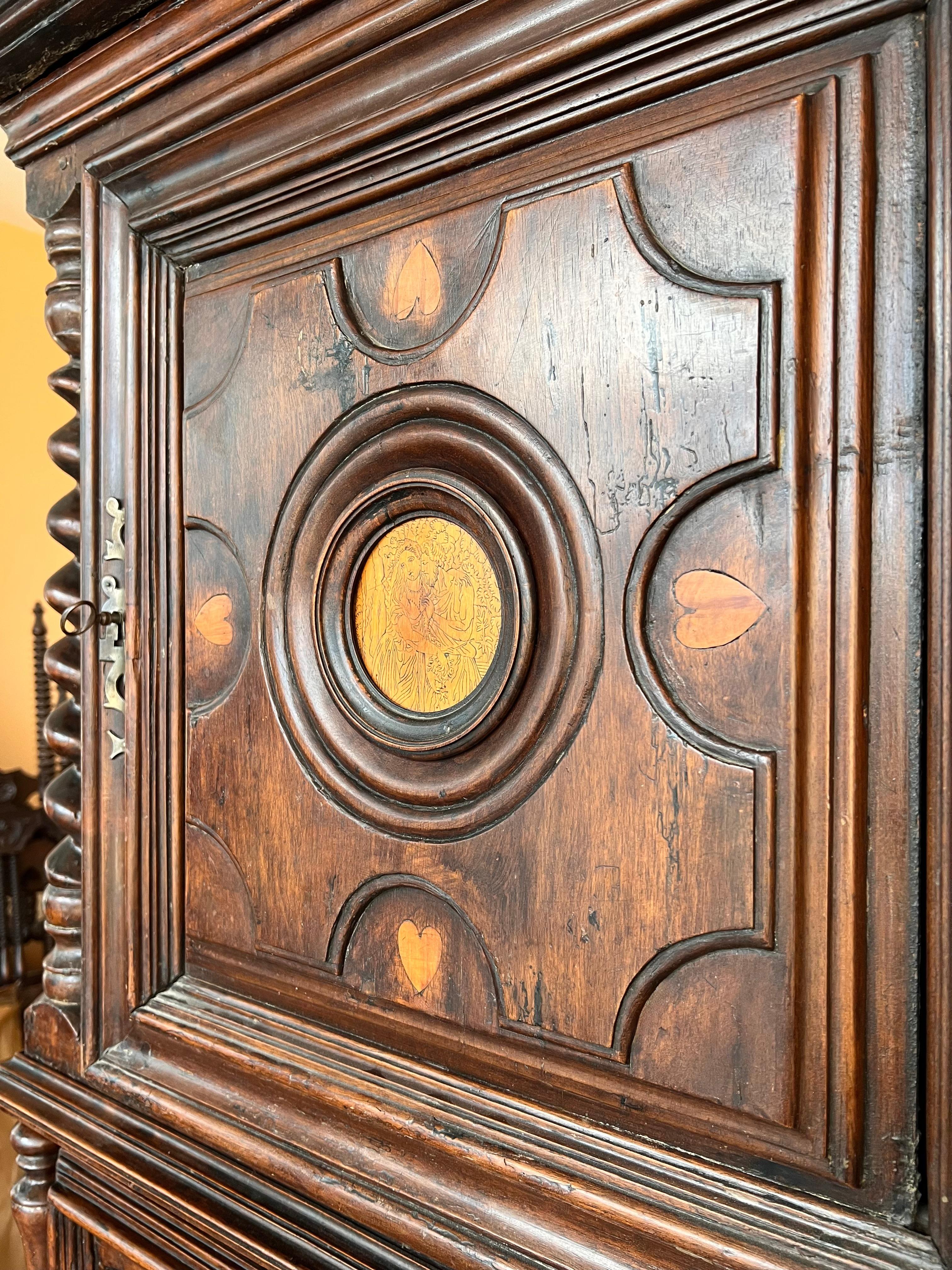 Allemand Ancienne armoire baroque néerlandaise en chêne du 18ème siècle avec coussin  en vente