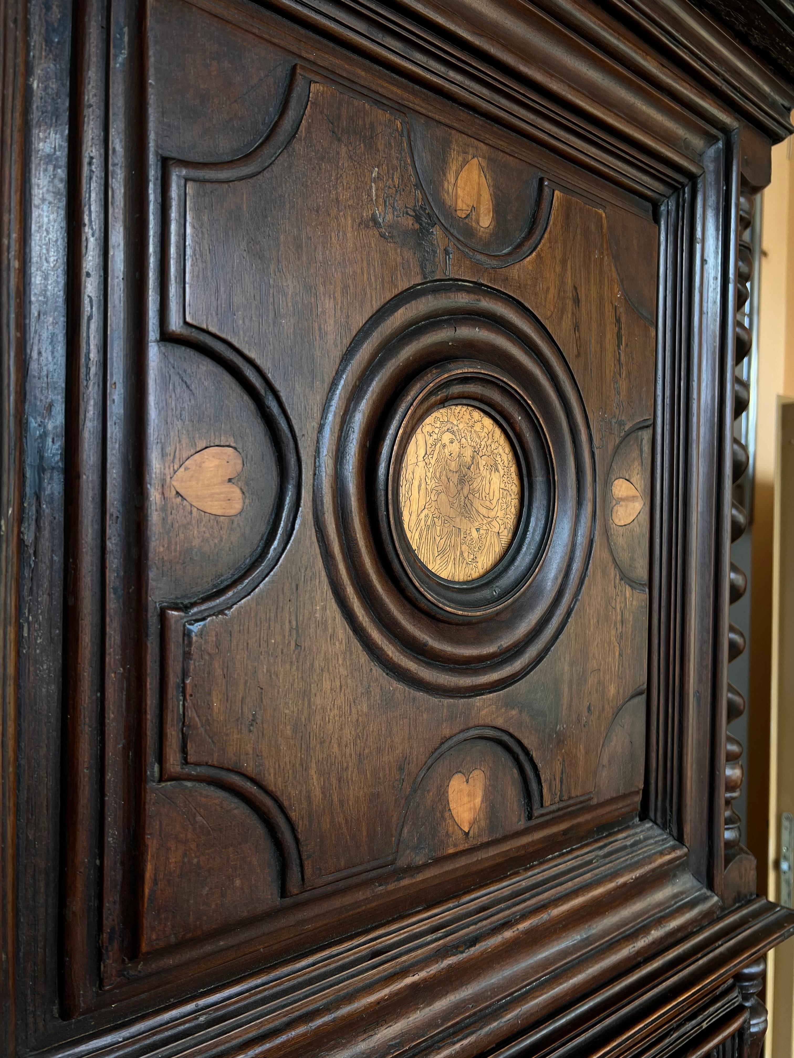 Ancienne armoire baroque néerlandaise en chêne du 18ème siècle avec coussin  en vente 1