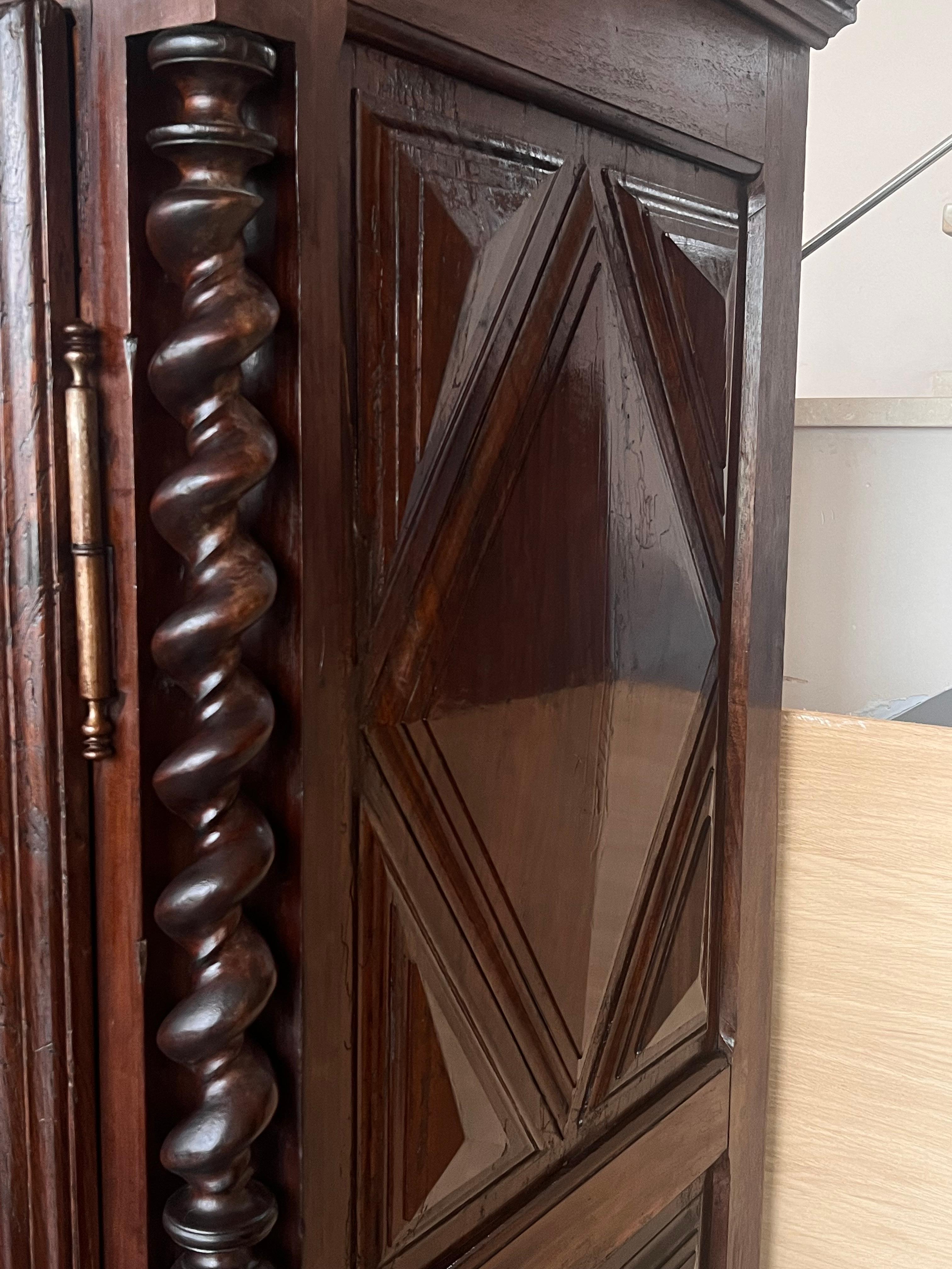 Ancienne armoire baroque néerlandaise en chêne du 18ème siècle avec coussin en vente 1