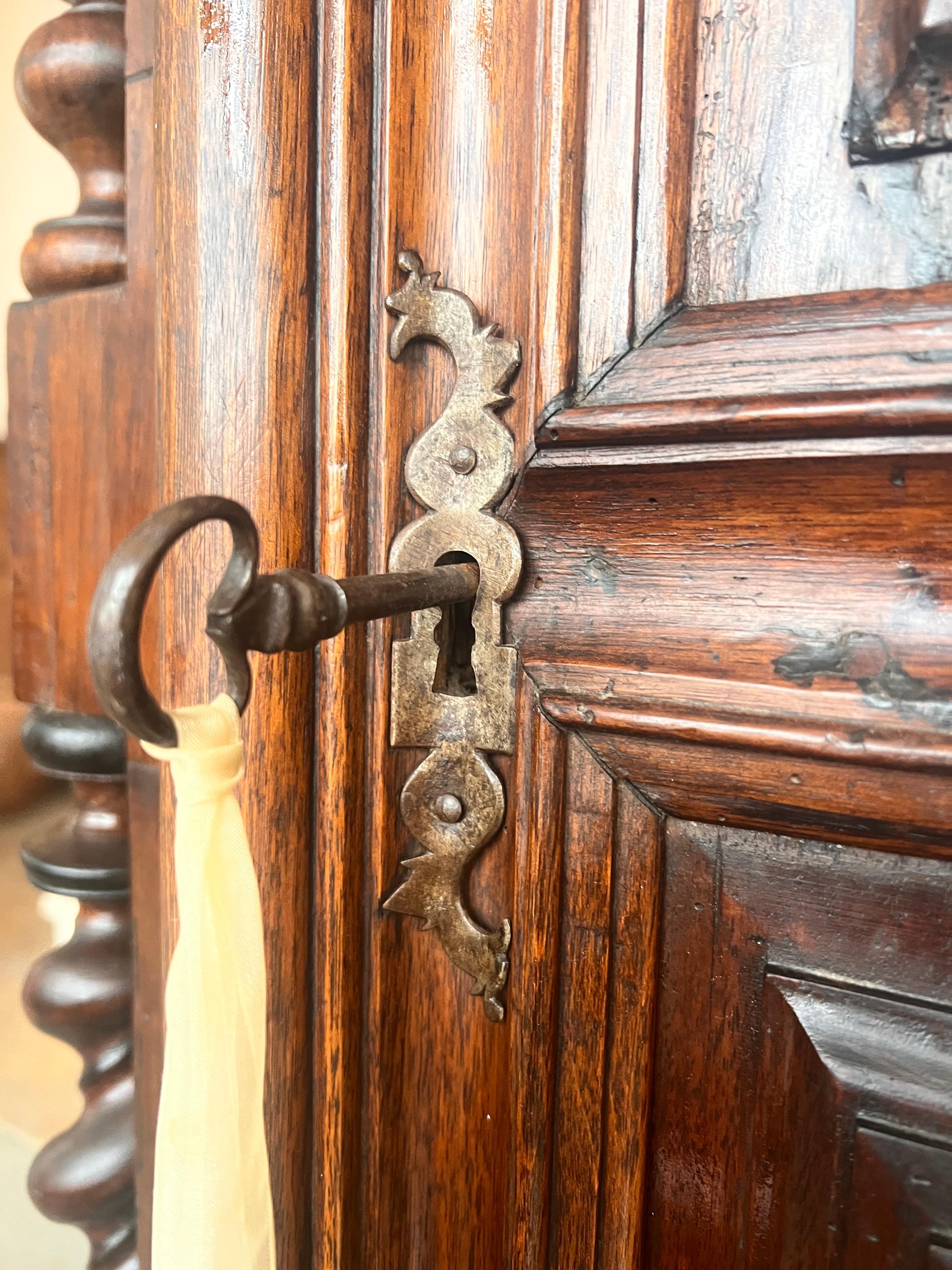 Ancienne armoire baroque néerlandaise en chêne du 18ème siècle avec coussin en vente 2