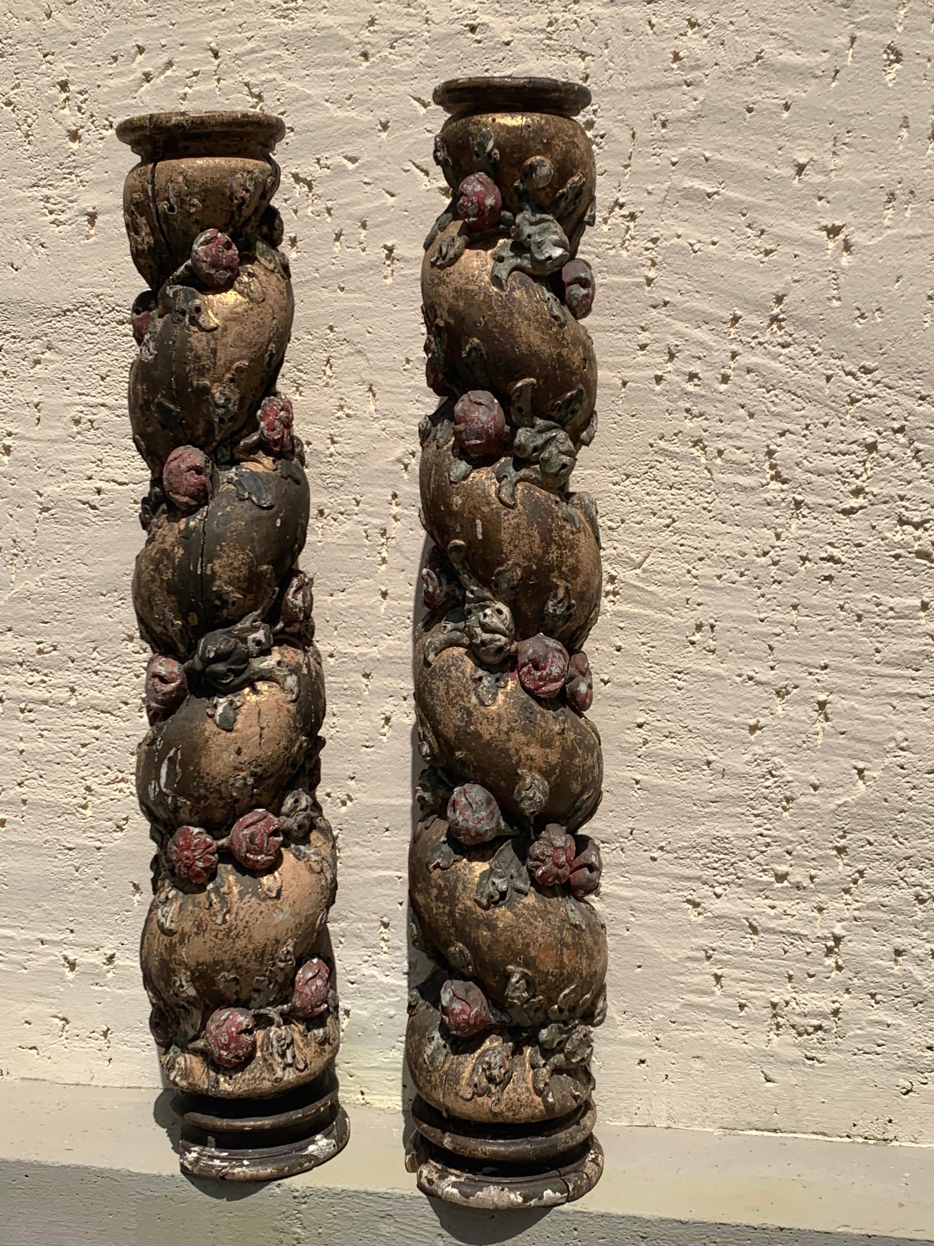 Diese Säulen wurden Mitte des 18. Jahrhunderts entweder in Südfrankreich oder in Spanien von Hand aus Holz geschnitzt. Girlanden aus Rosen und Blättern winden sich um den Wald. Die Säulen haben ihre ursprüngliche Bemalung und Spuren der