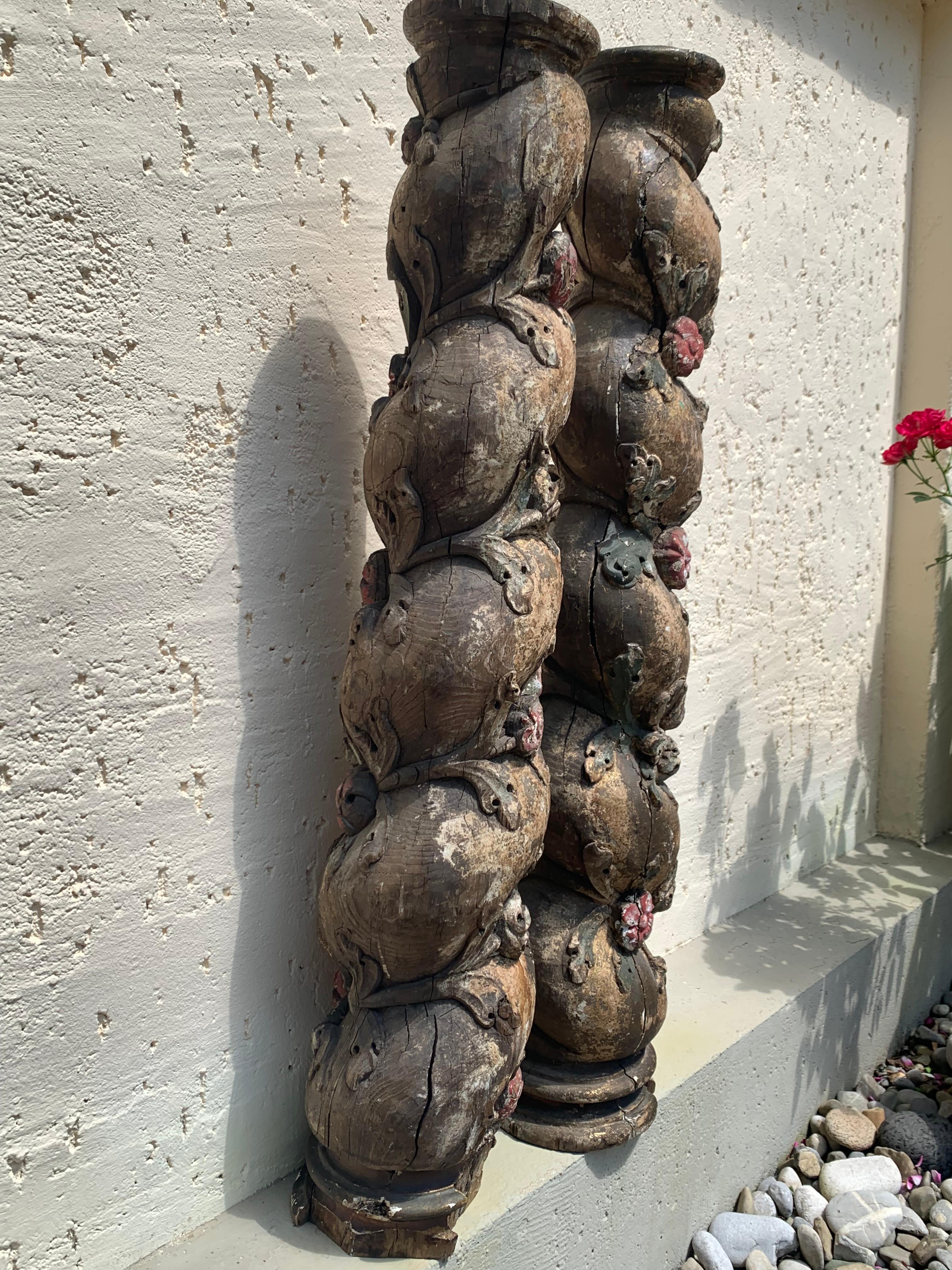 Paar antike Säulen aus handgeschnitztem Holz mit bemalten Blumen, 18. Jahrhundert (Französisch) im Angebot