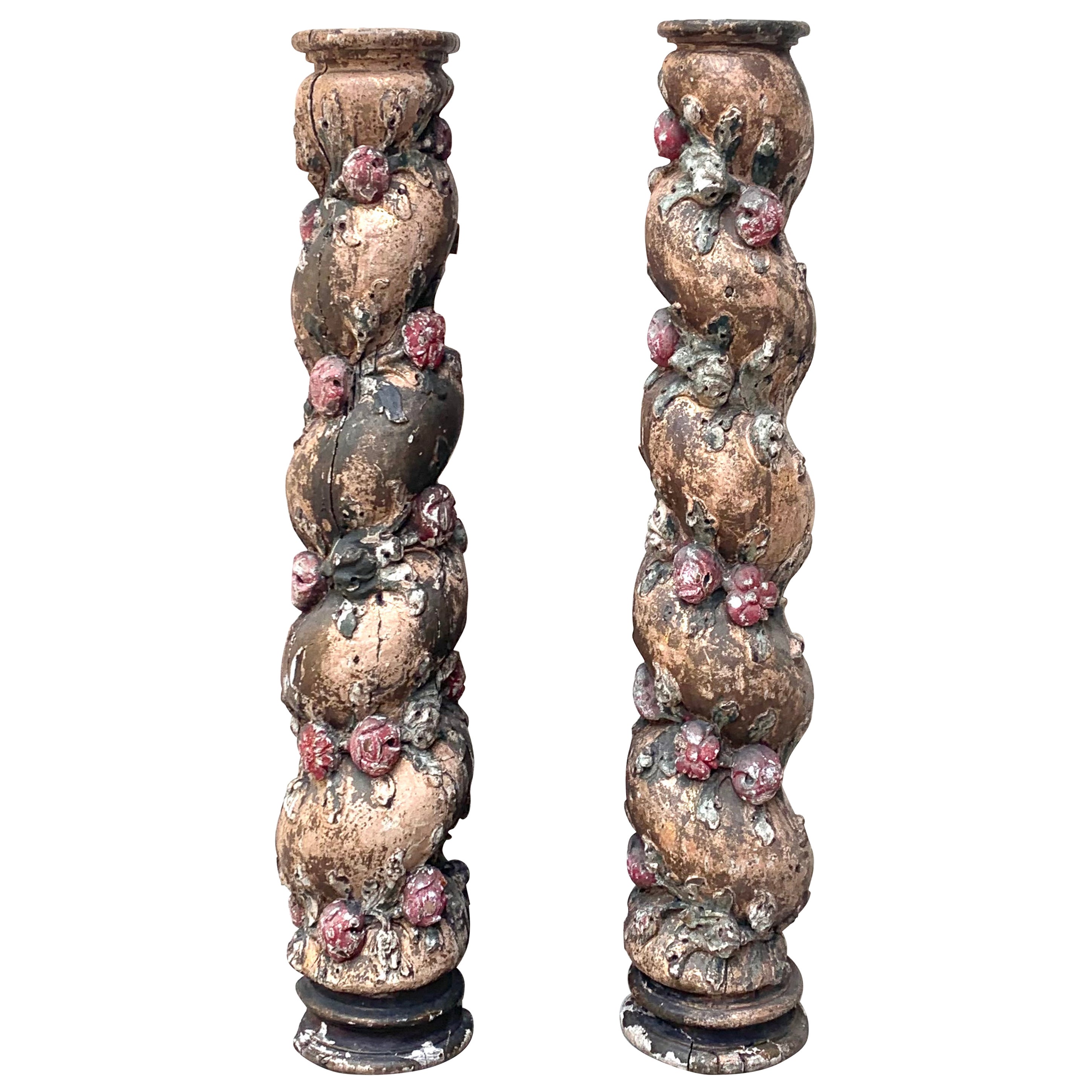 Paire de colonnes anciennes du 18ème siècle, sculptées à la main, avec des fleurs peintes en vente
