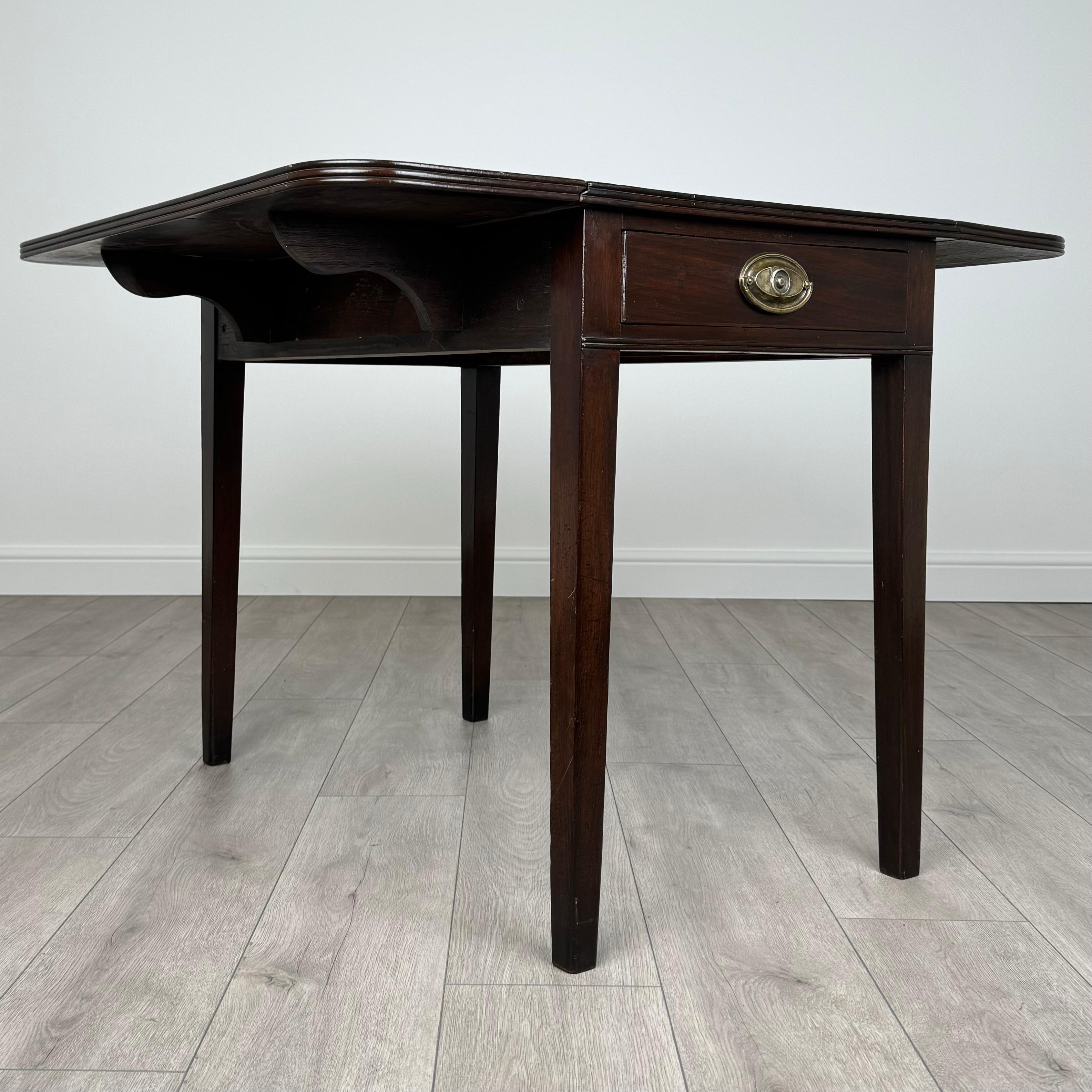Table Pembroke ancienne du 18ème siècle en acajou (REF AF-3543) en vente 5