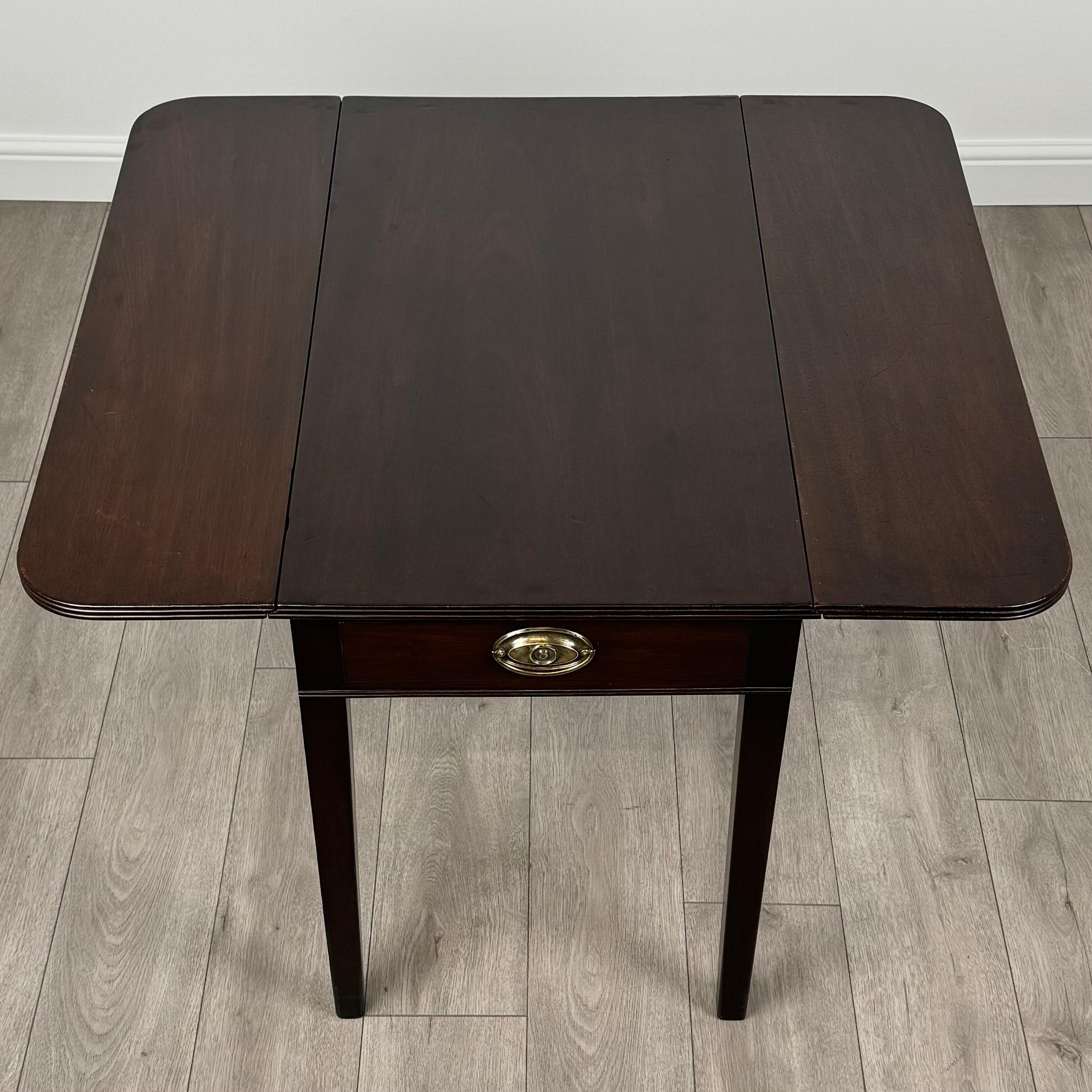 Table Pembroke ancienne du 18ème siècle en acajou (REF AF-3543) en vente 6