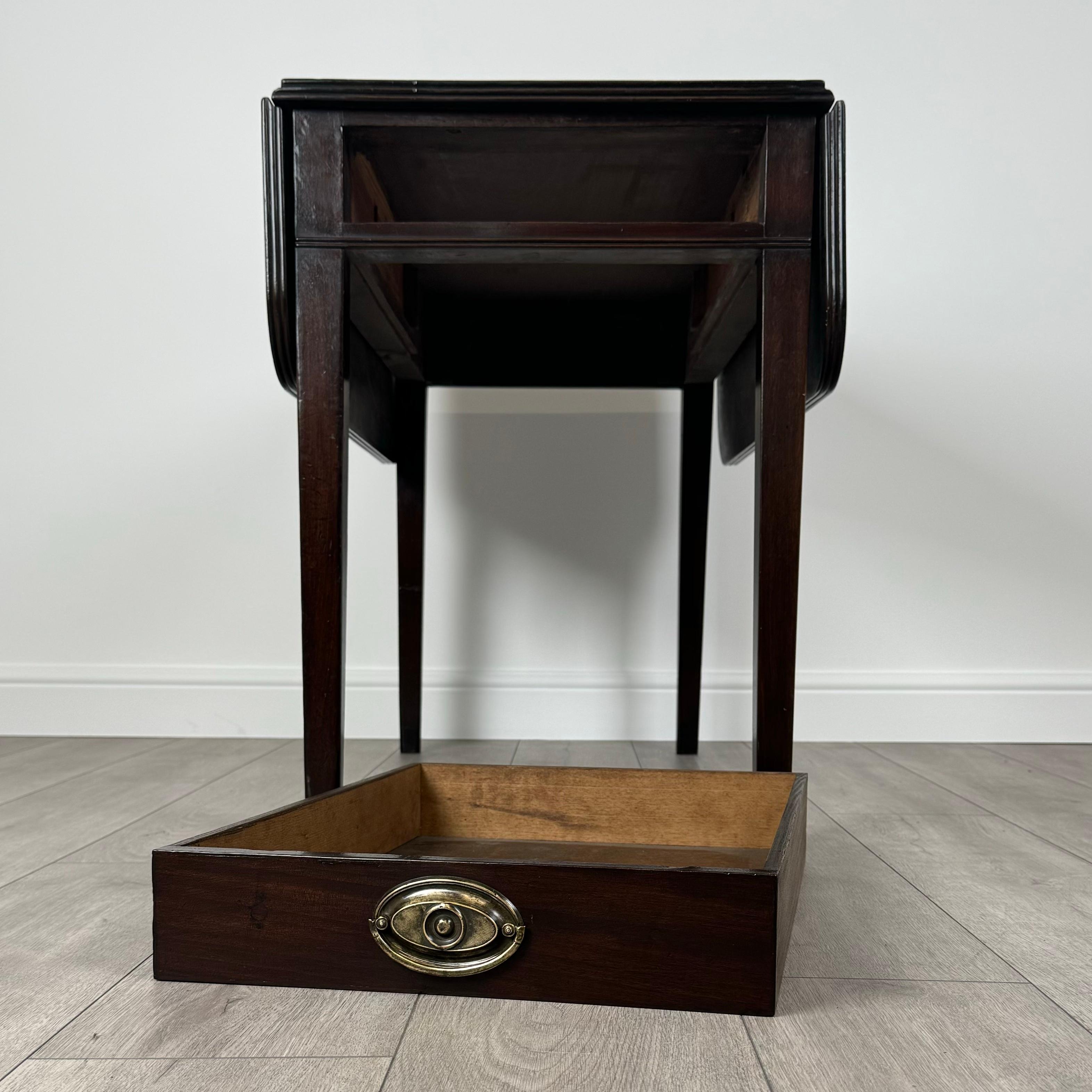 Table Pembroke ancienne du 18ème siècle en acajou (REF AF-3543) en vente 7