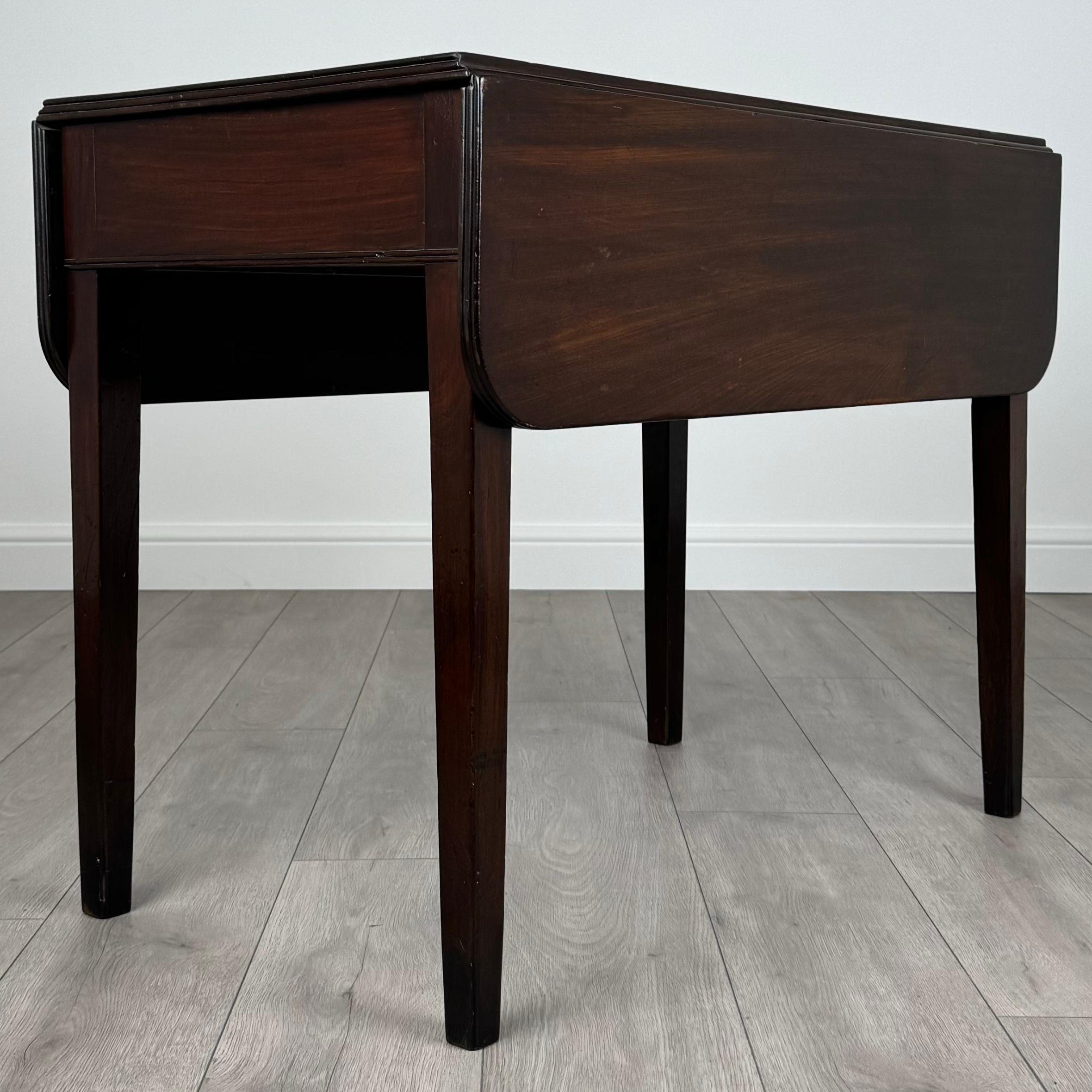 Table Pembroke ancienne du 18ème siècle en acajou (REF AF-3543) en vente 1
