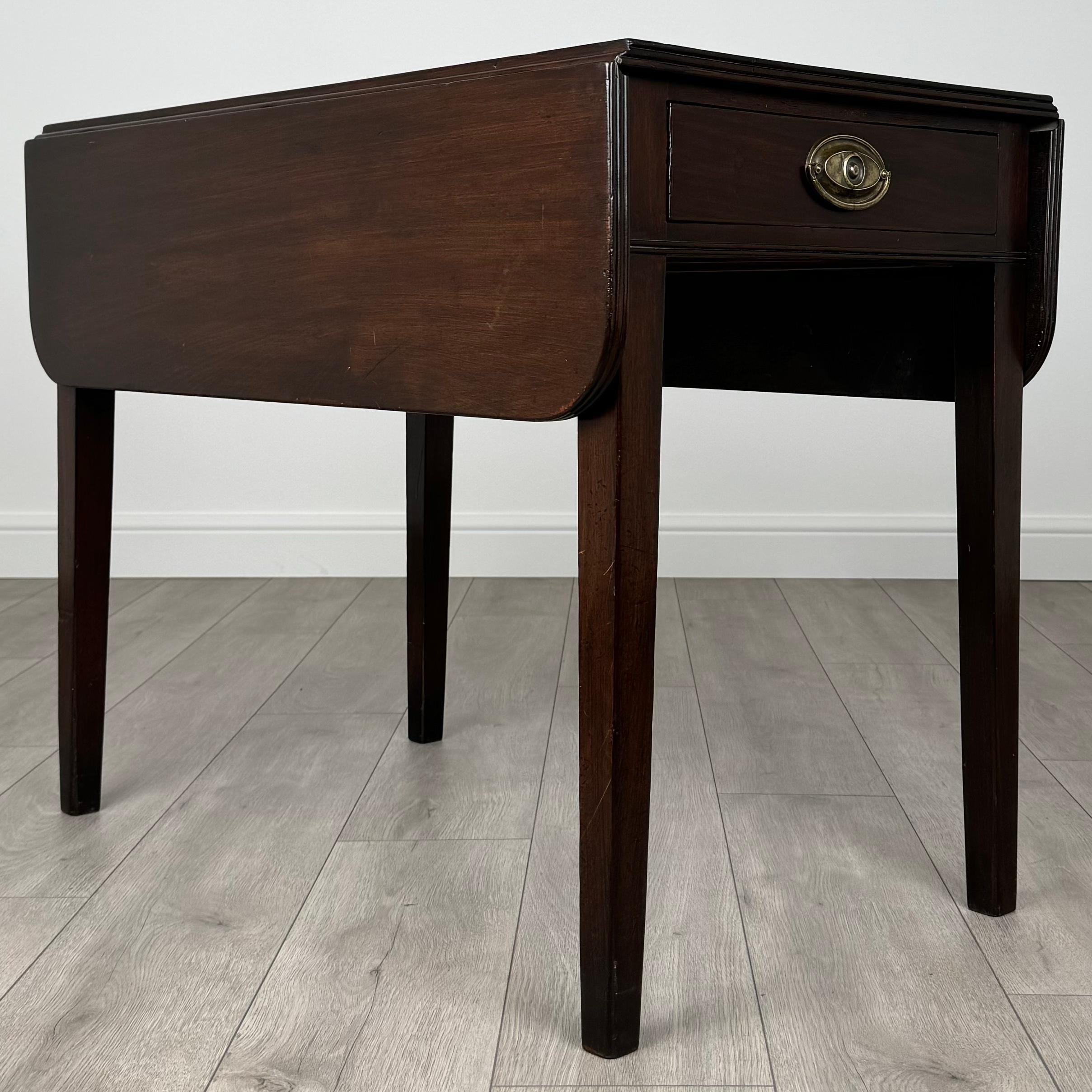 Table Pembroke ancienne du 18ème siècle en acajou (REF AF-3543) en vente 3
