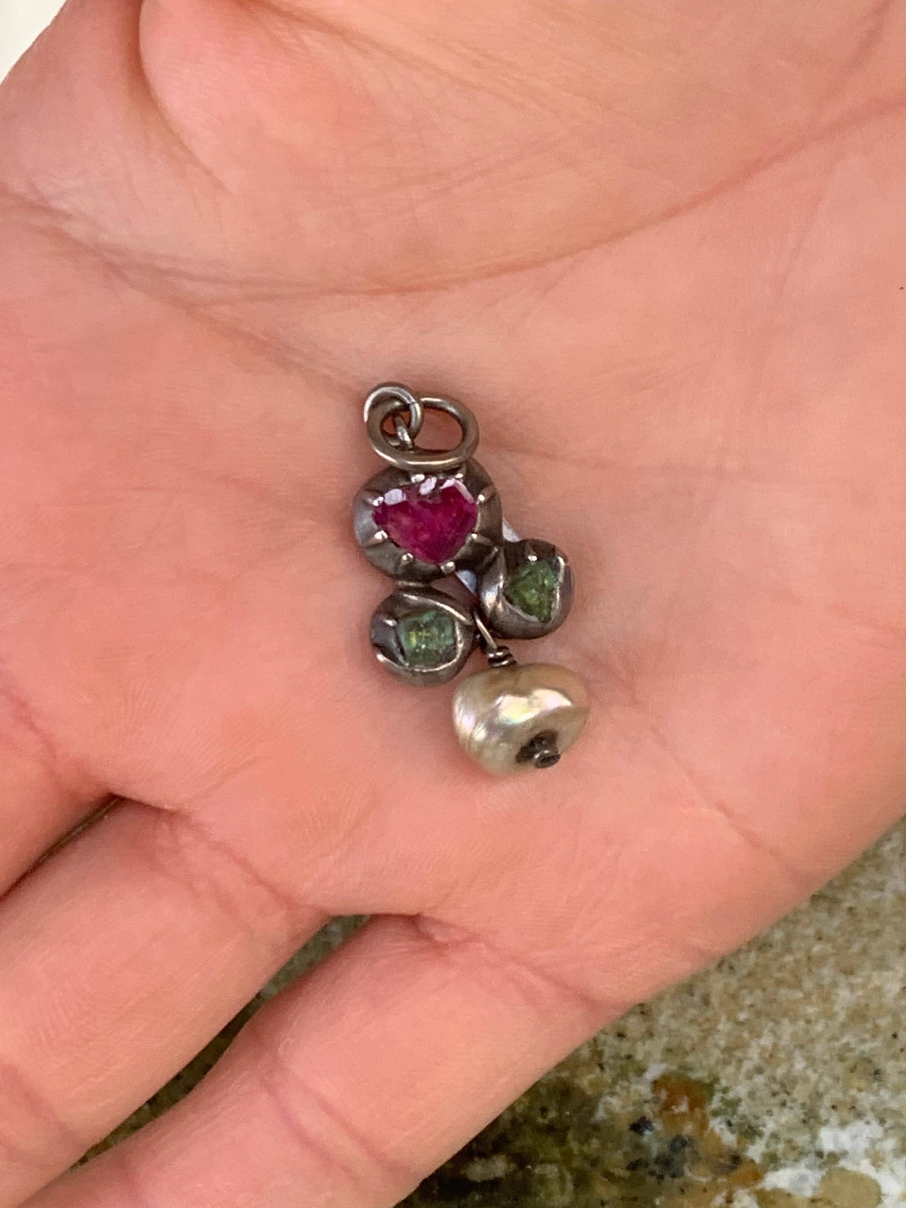 Colgante Antiguo Siglo XVIII Flor Rubí Esmeralda Perla Barroca Natural Plata Corte mixto en venta