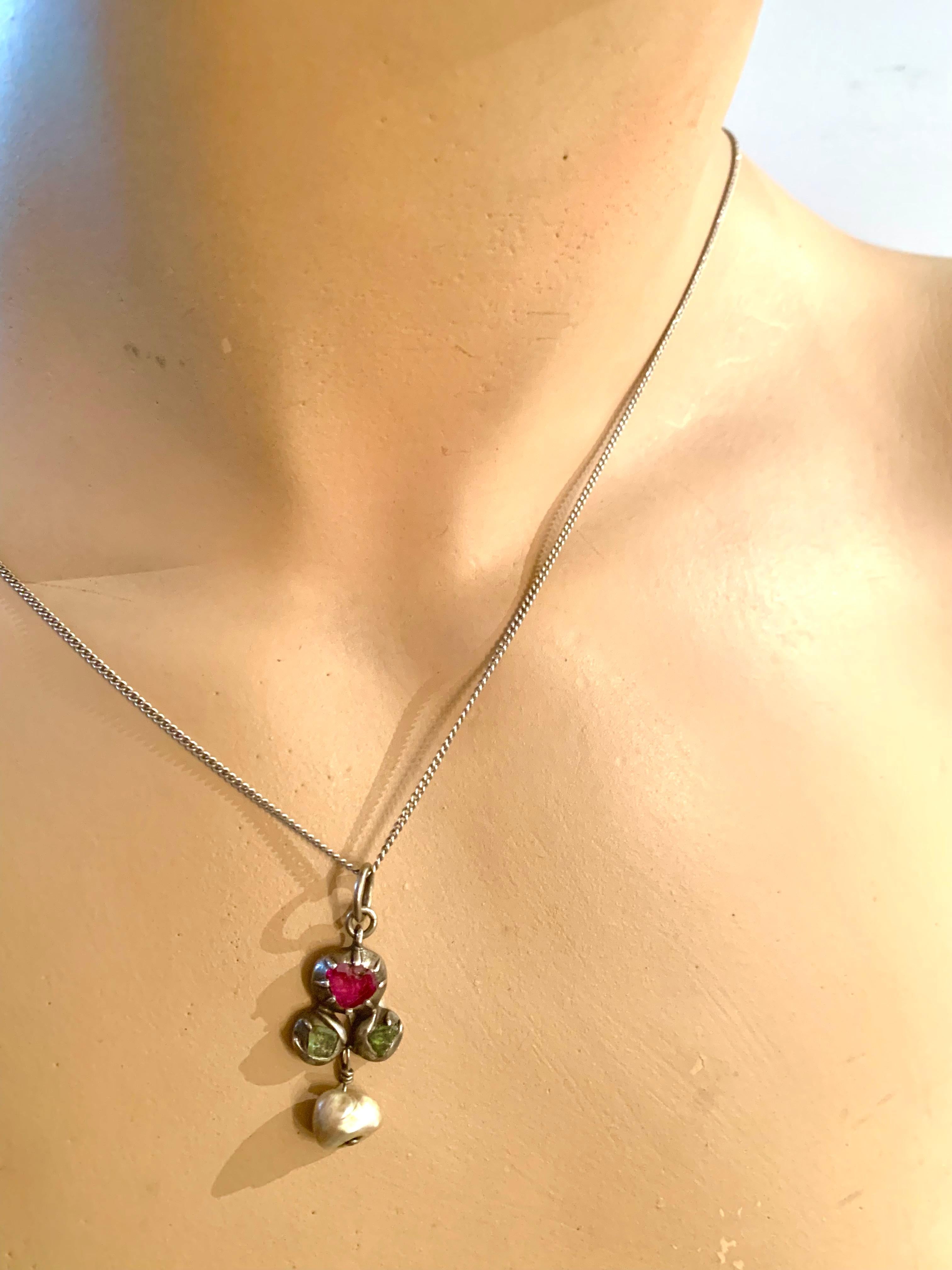 De las mujeres Colgante Antiguo Siglo XVIII Flor Rubí Esmeralda Perla Barroca Natural Plata en venta