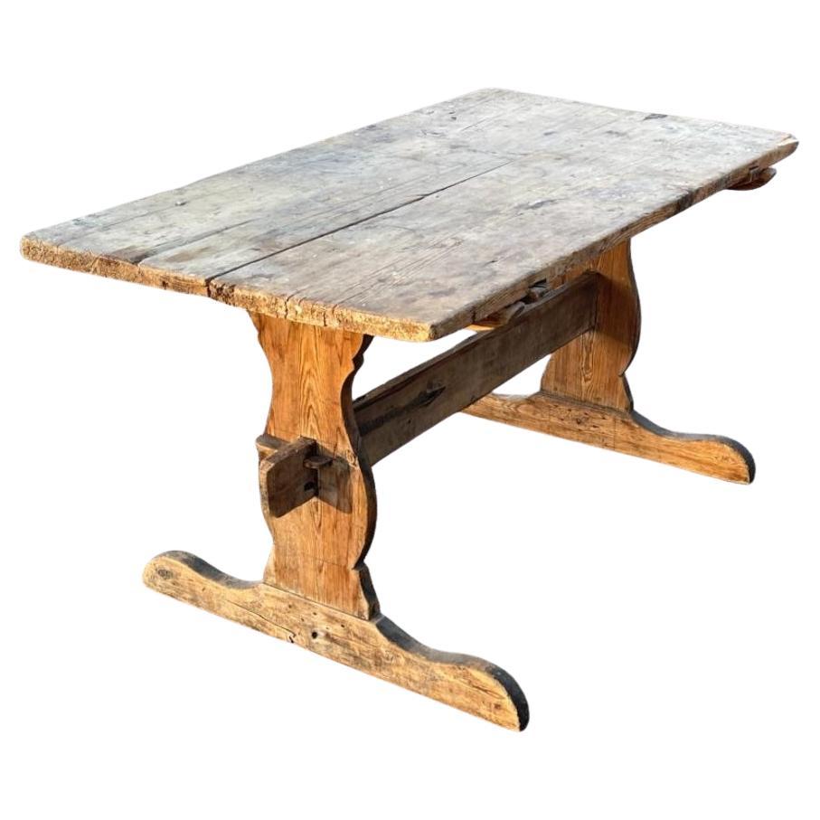 Un bellissimo tavolo a cavalletto americano del XVIII secolo. 
Perfetto per un tavolo da pranzo, da lavoro, per una scrivania, per un tavolo da ingresso o anche per un tavolo da biblioteca su cui accumulare i tuoi libri.
Realizzato completamente in