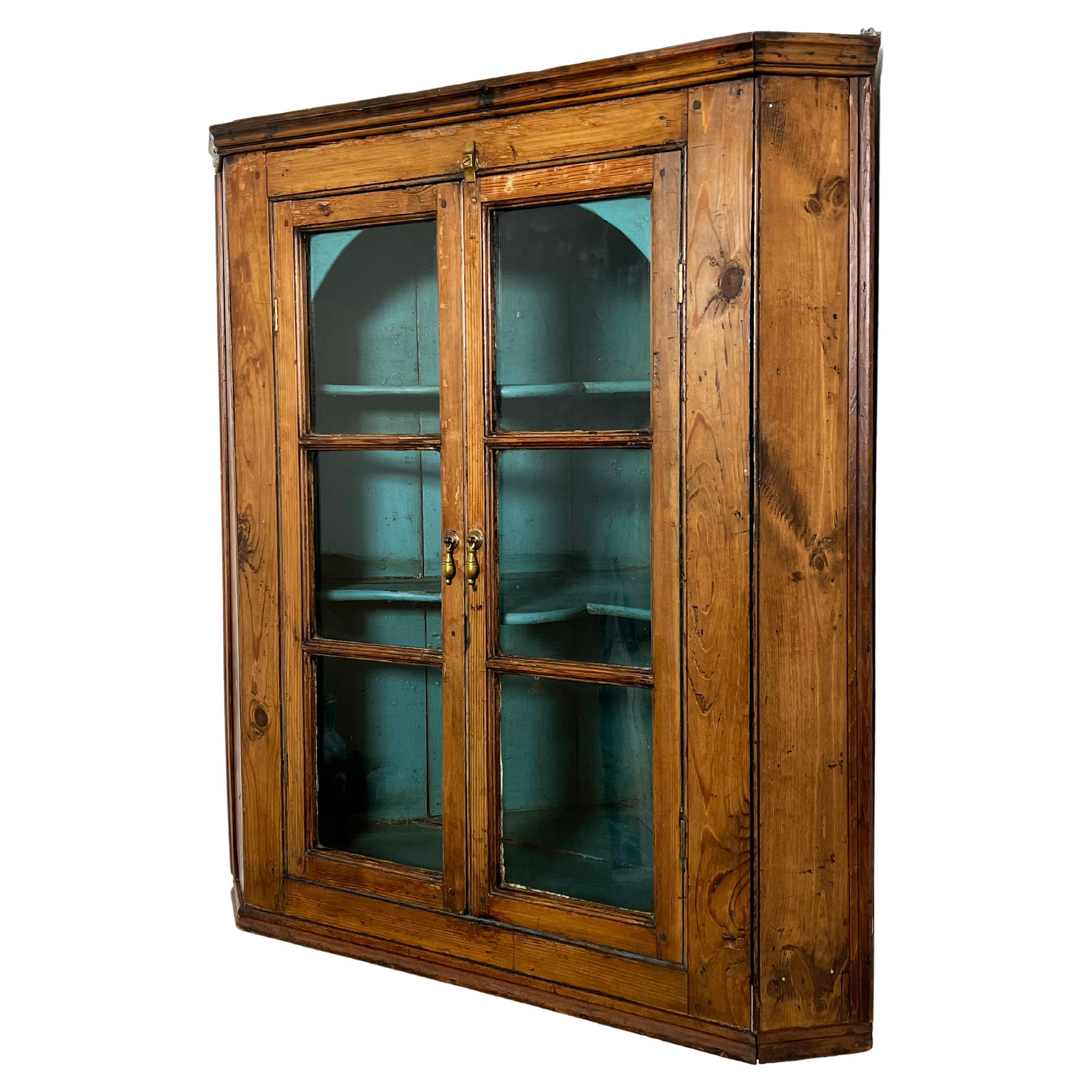 Ancienne armoire d'angle suspendue en pin du 18ème siècle avec intérieur peint en bleu