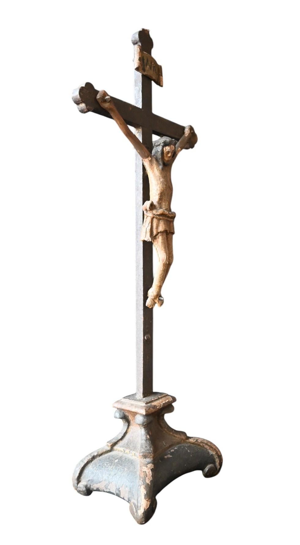 Antiguo siglo XVIII policromado  de madera  Estatua cruz crucifijo Tallado a mano en venta