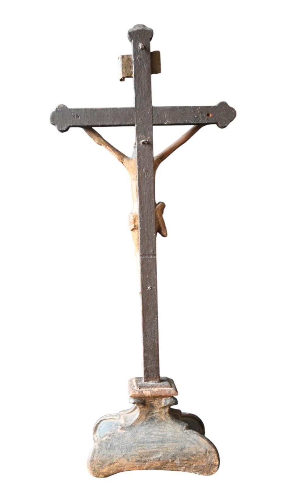 Antiguo siglo XVIII policromado  de madera  Estatua cruz crucifijo en Bueno estado para la venta en Bilzen, BE