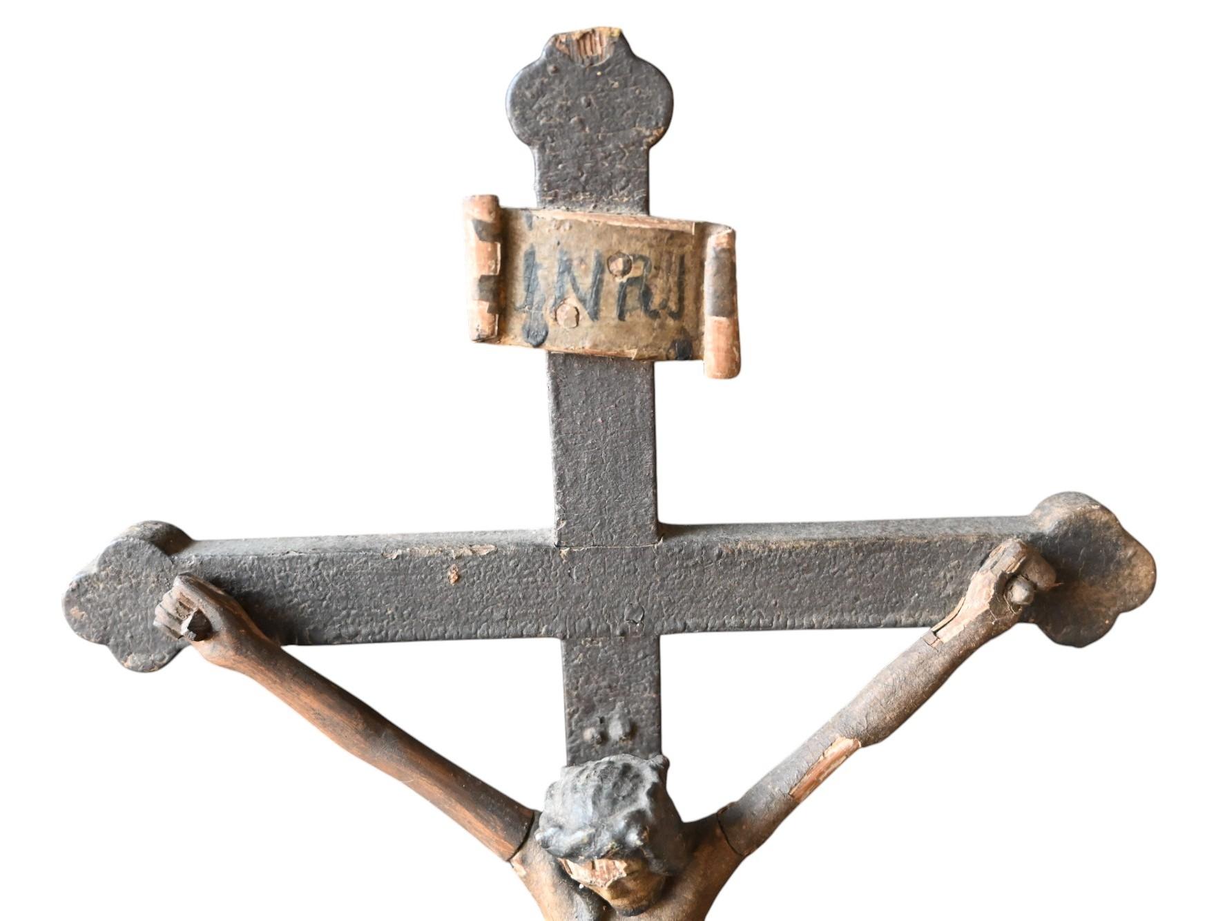 Antiguo siglo XVIII policromado  de madera  Estatua cruz crucifijo Madera en venta