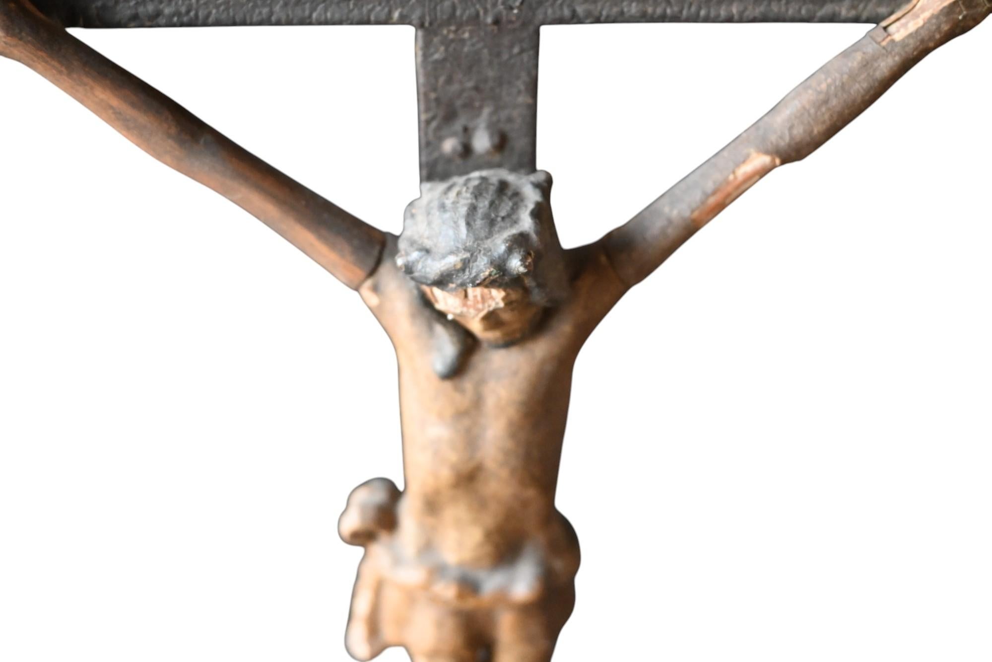 Antiguo siglo XVIII policromado  de madera  Estatua cruz crucifijo en venta 1