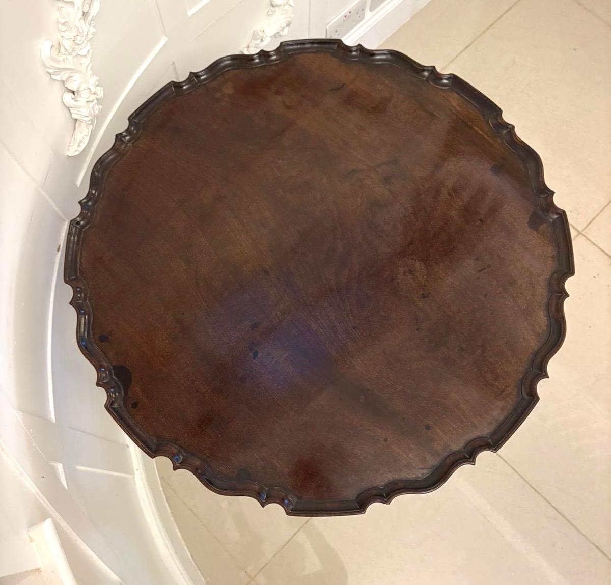 Ancienne table tripode à plateau basculant en acajou de qualité Chippendale du XVIIIe siècle en vente 4