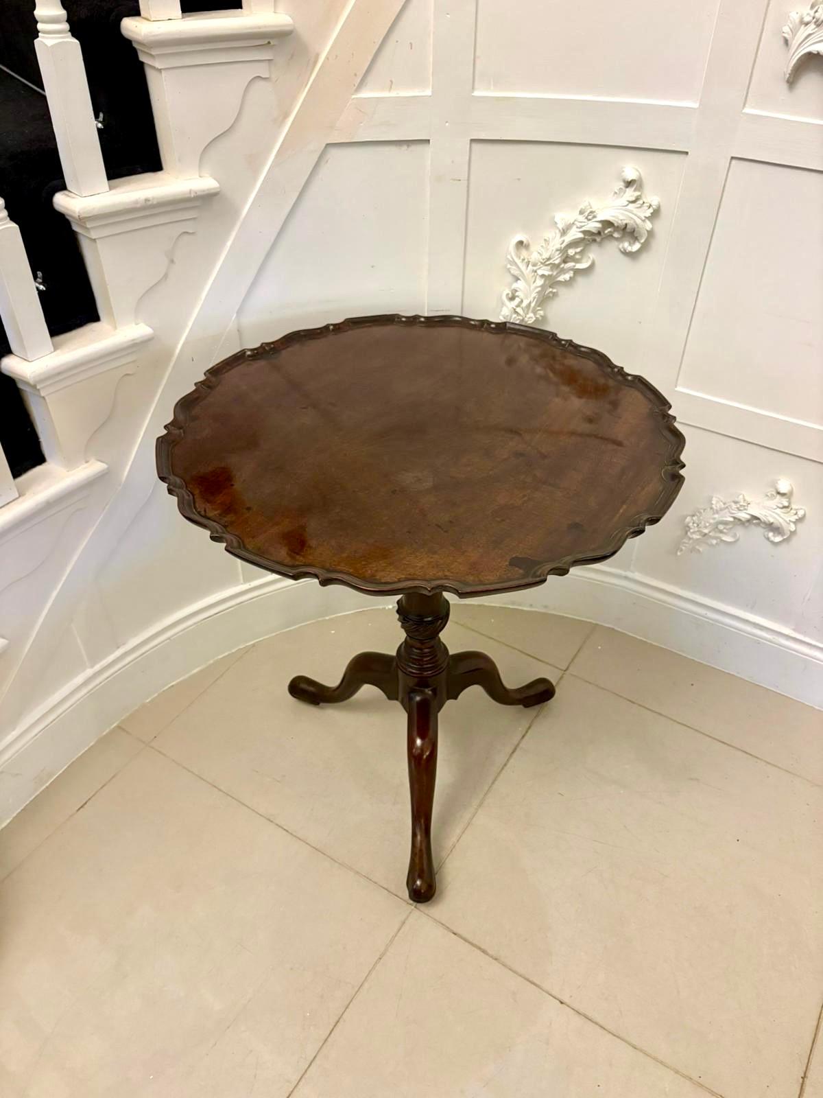 Ancienne table tripode à plateau basculant en acajou de qualité Chippendale du XVIIIe siècle en vente 5