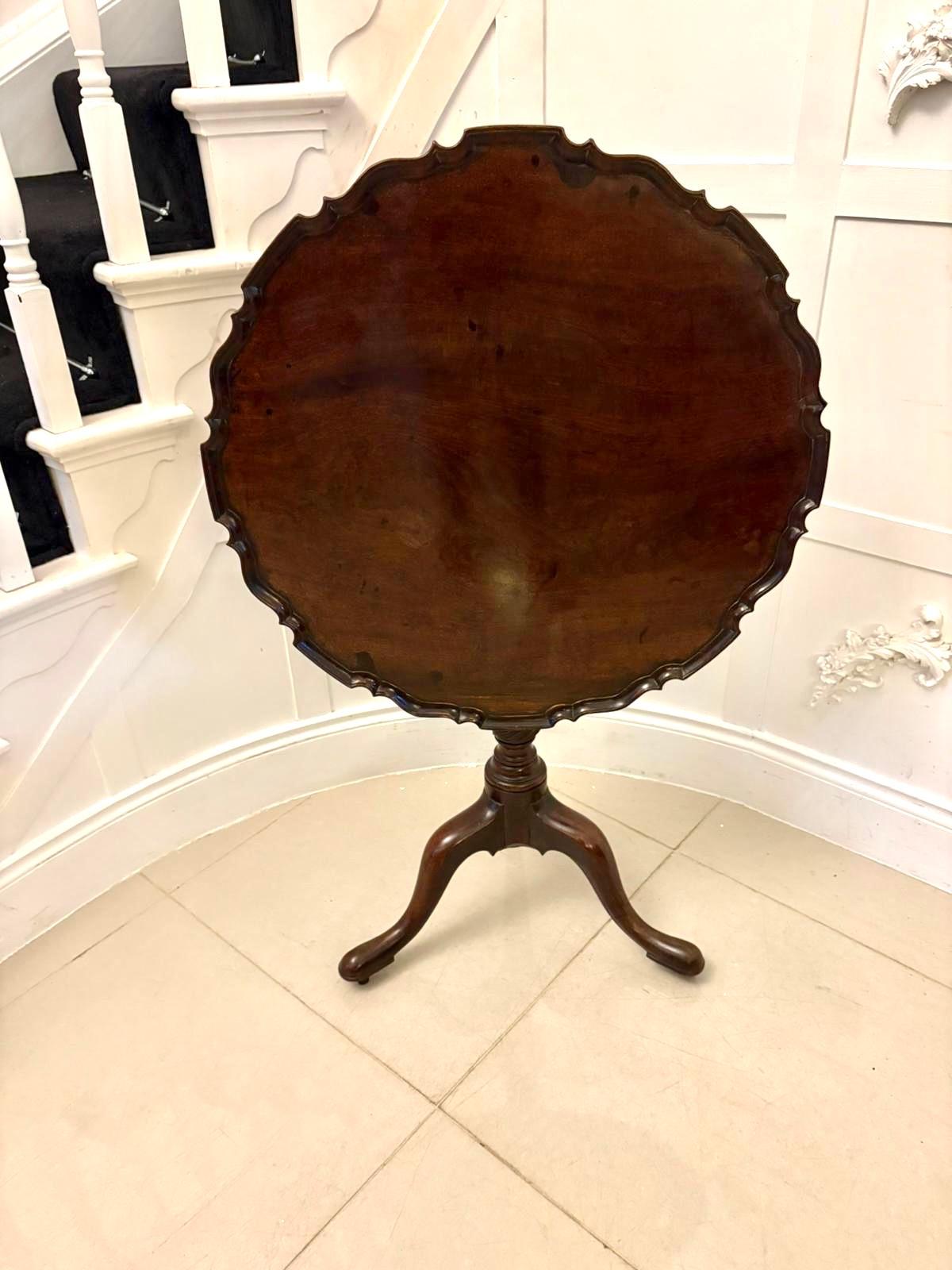 Ancienne table tripode à plateau basculant en acajou de qualité Chippendale du XVIIIe siècle en vente 6