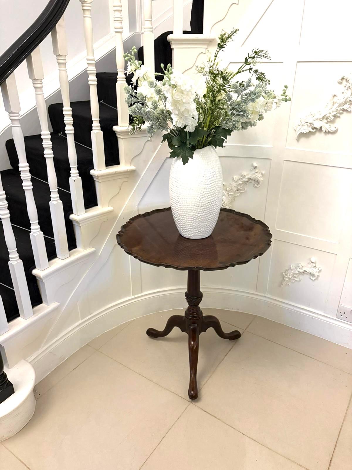 Remarquable table tripode à plateau basculant en acajou de la période Chippendale, datant d'environ 1770, présentant les proportions raffinées, la qualité exceptionnelle de l'exécution et les détails élégants associés à Thomas Chippendale et à ses