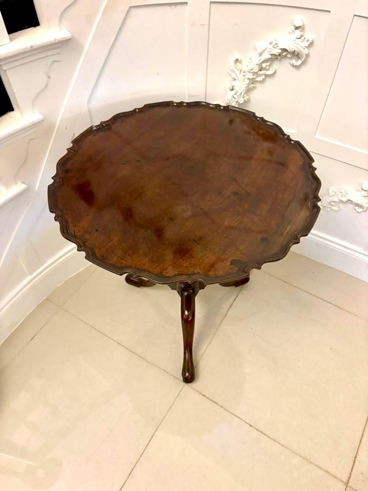 XVIIIe siècle et antérieur Ancienne table tripode à plateau basculant en acajou de qualité Chippendale du XVIIIe siècle en vente