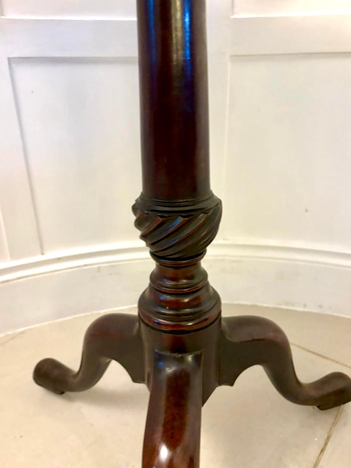 Acajou Ancienne table tripode à plateau basculant en acajou de qualité Chippendale du XVIIIe siècle en vente