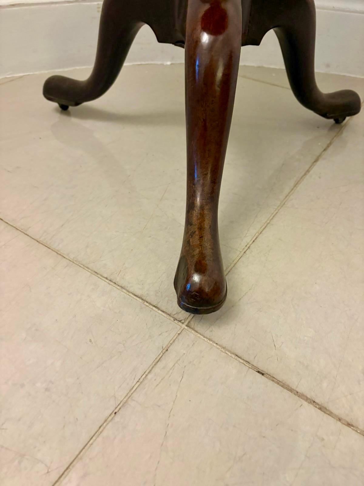 Ancienne table tripode à plateau basculant en acajou de qualité Chippendale du XVIIIe siècle en vente 2