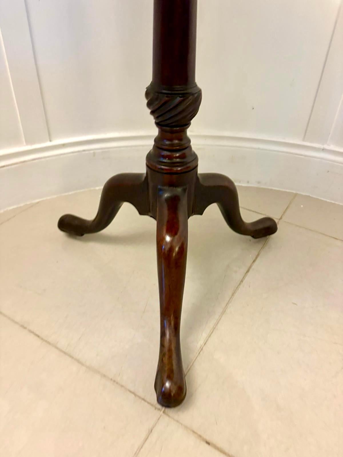 Ancienne table tripode à plateau basculant en acajou de qualité Chippendale du XVIIIe siècle en vente 3