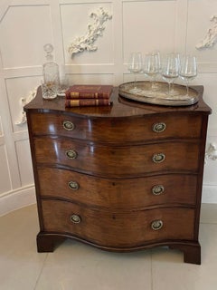 Ancienne commode serpentine en acajou figuré de qualité du 18e siècle