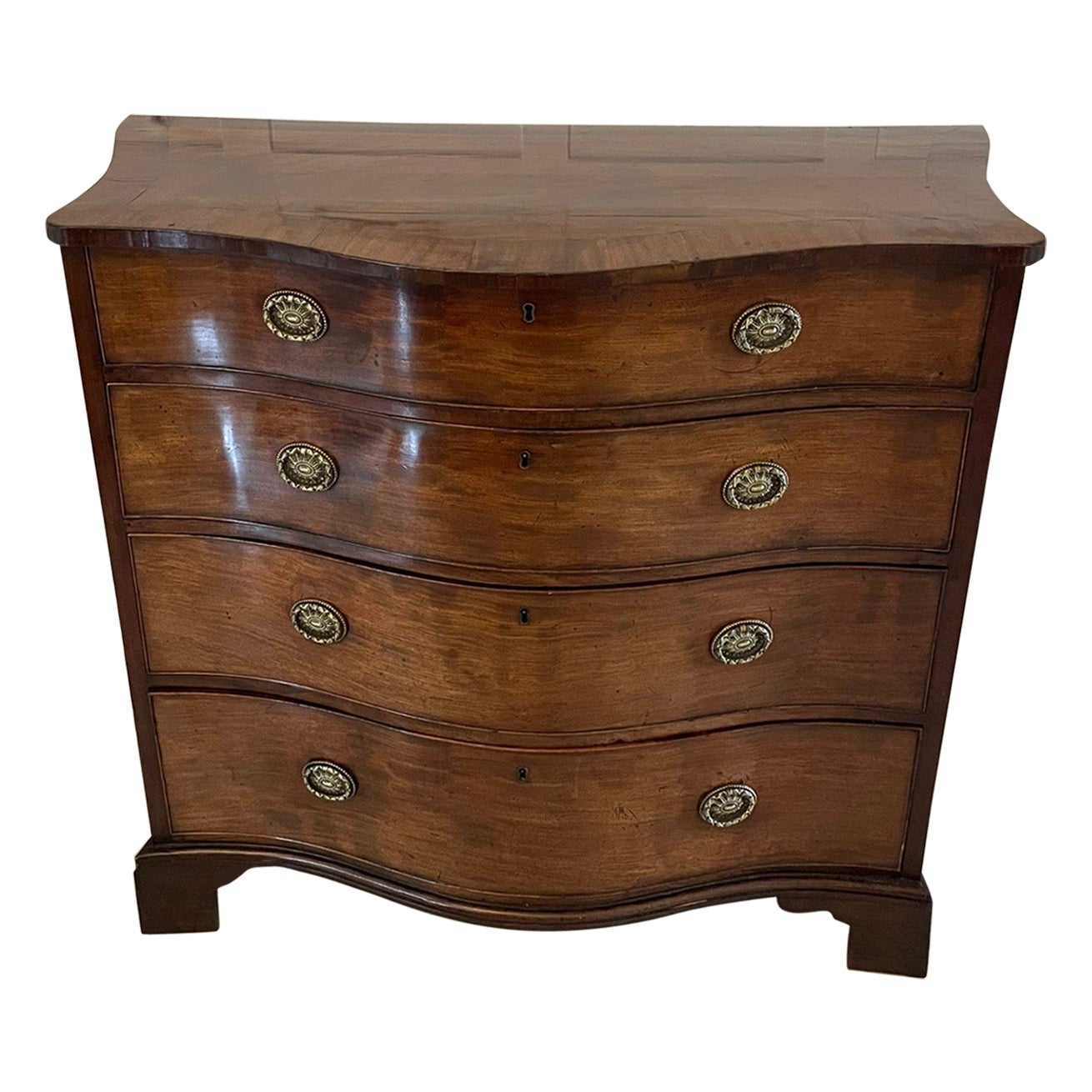 Ancienne commode serpentine en acajou figuré de qualité du 18e siècle