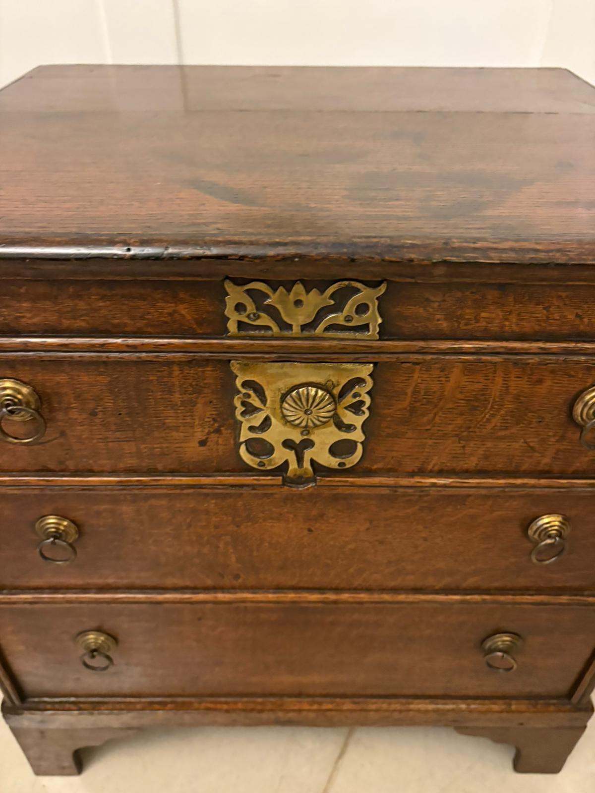 Antico scrigno di qualità del XVIII secolo in Oak a forma di cassapanca in miniatura in vendita 5