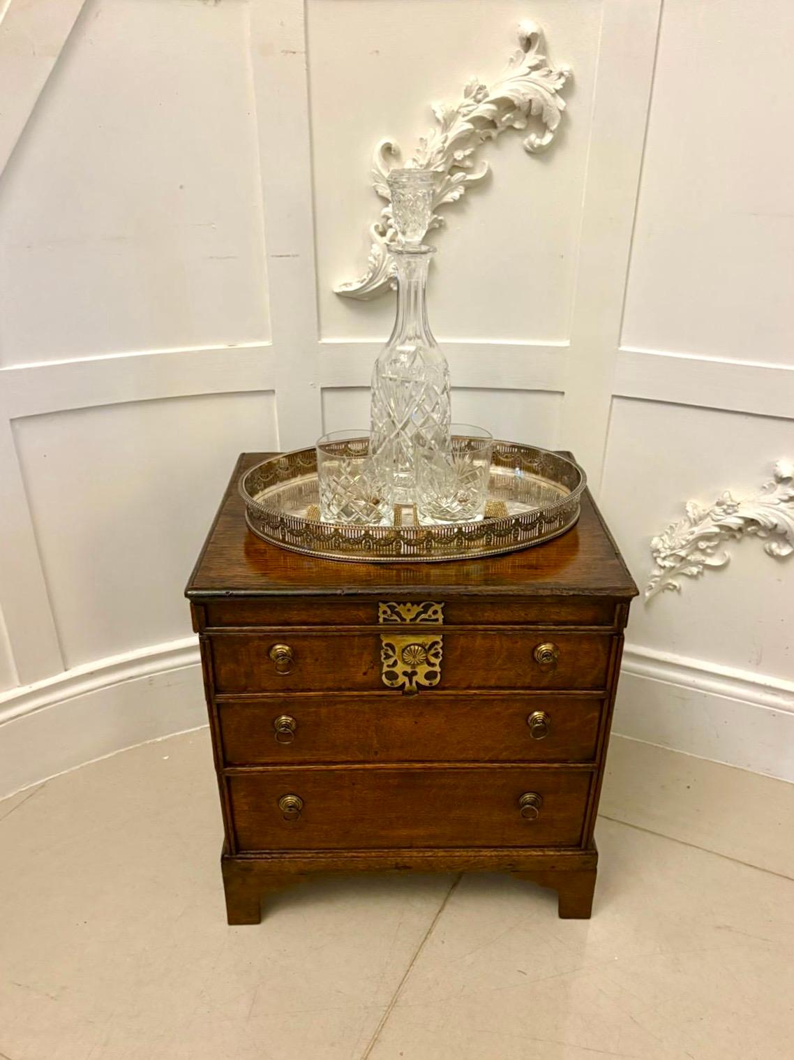 Inglese Antico scrigno di qualità del XVIII secolo in Oak a forma di cassapanca in miniatura in vendita