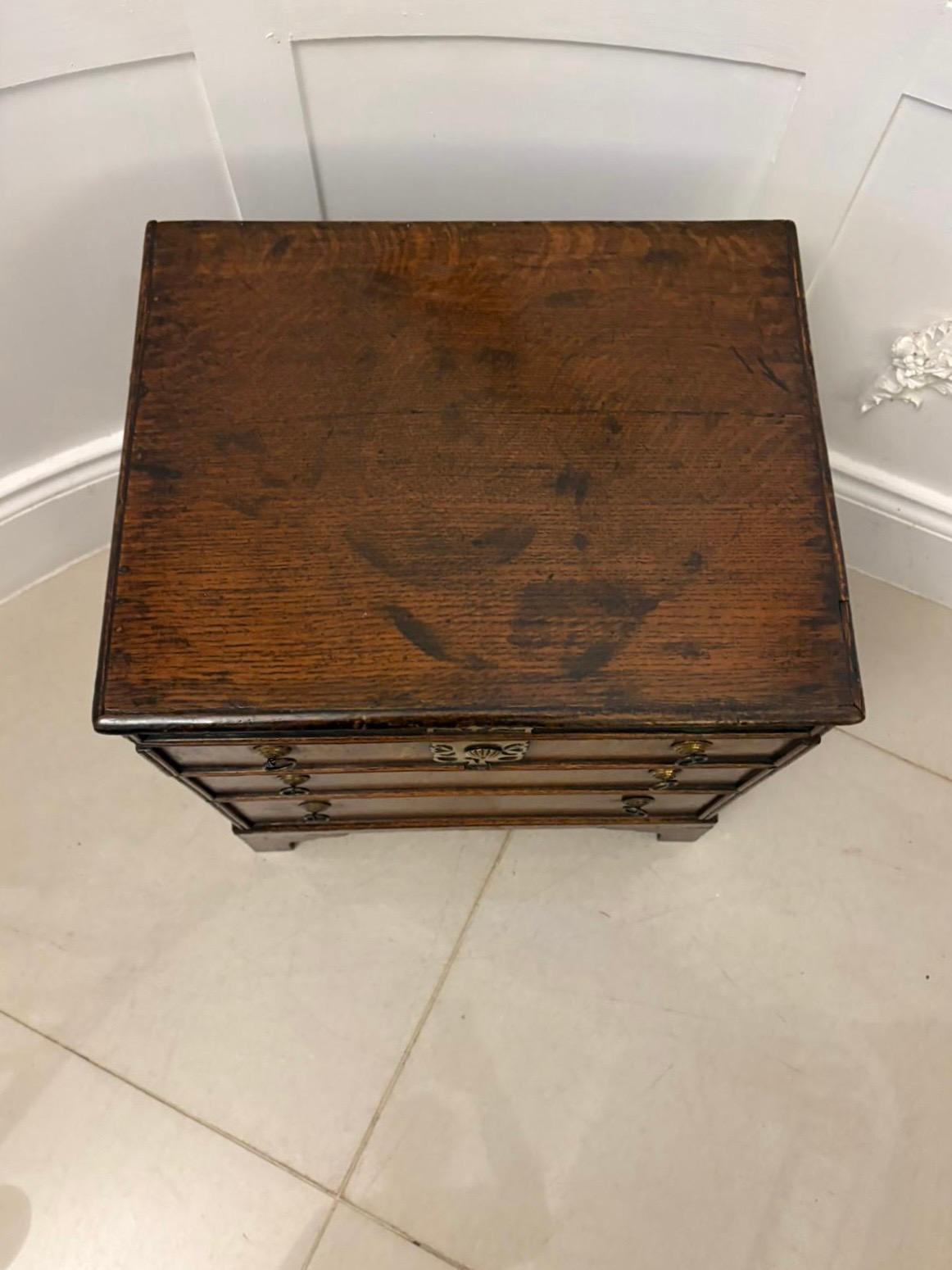 Antico scrigno di qualità del XVIII secolo in Oak a forma di cassapanca in miniatura in vendita 3