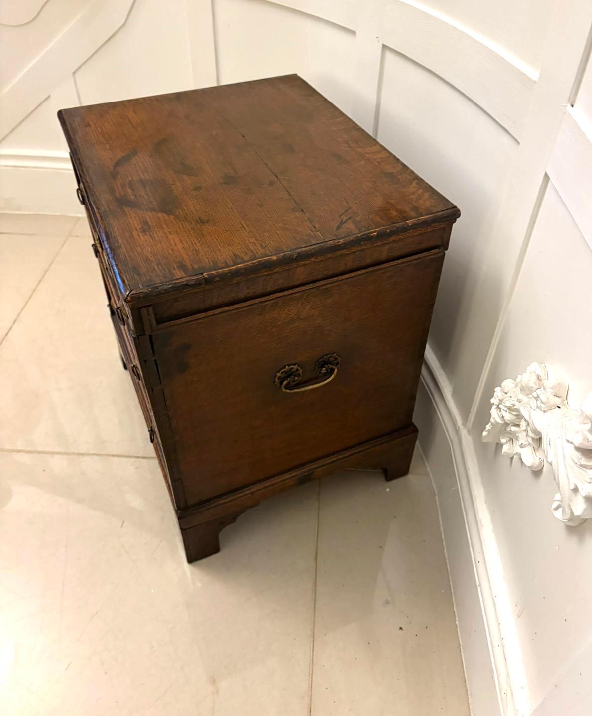 Antico scrigno di qualità del XVIII secolo in Oak a forma di cassapanca in miniatura in vendita 4