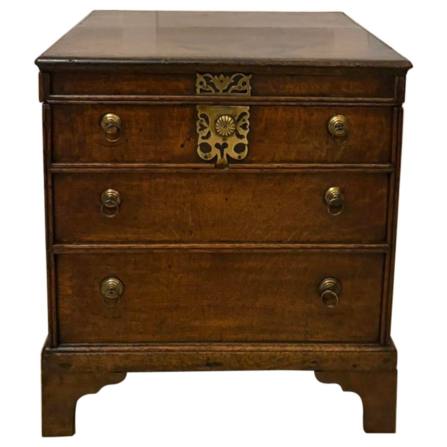 Antico scrigno di qualità del XVIII secolo in Oak a forma di cassapanca in miniatura in vendita