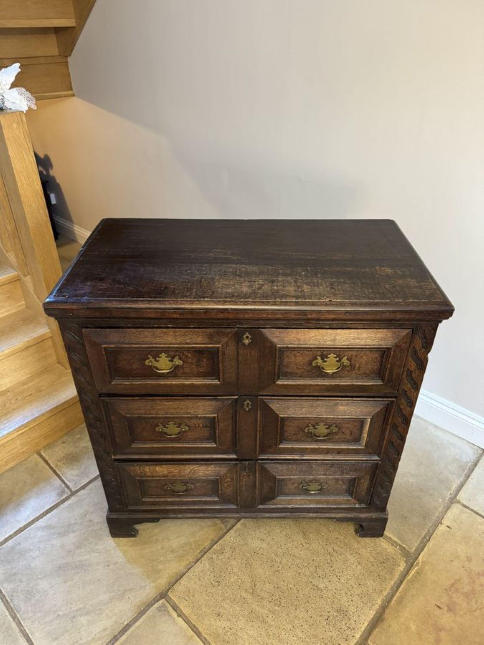 Jacobéen Ancienne commode Jacobean en chêne de qualité du 18e siècle en vente