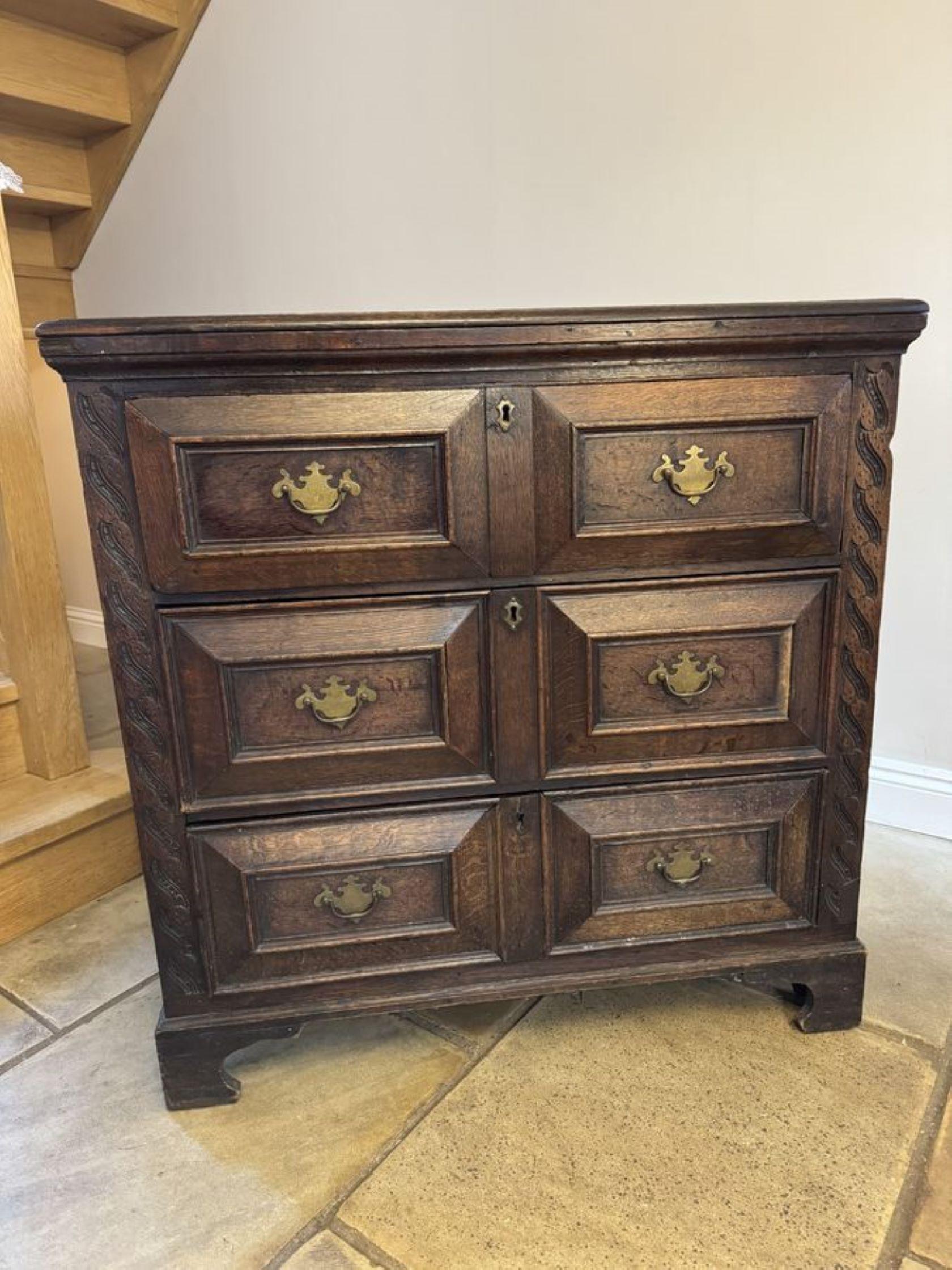 XVIIIe siècle et antérieur Ancienne commode Jacobean en chêne de qualité du 18e siècle en vente
