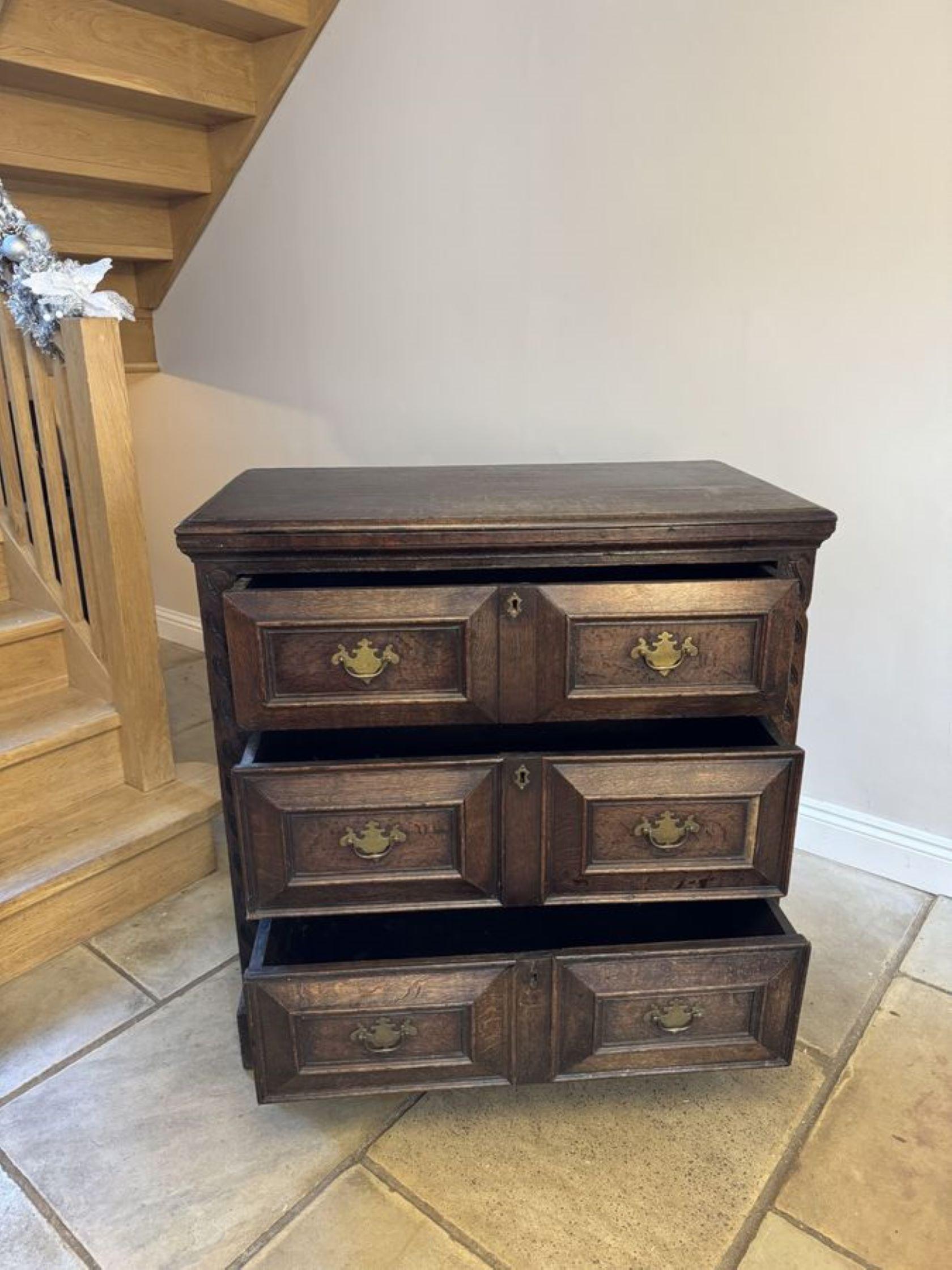 Chêne Ancienne commode Jacobean en chêne de qualité du 18e siècle en vente