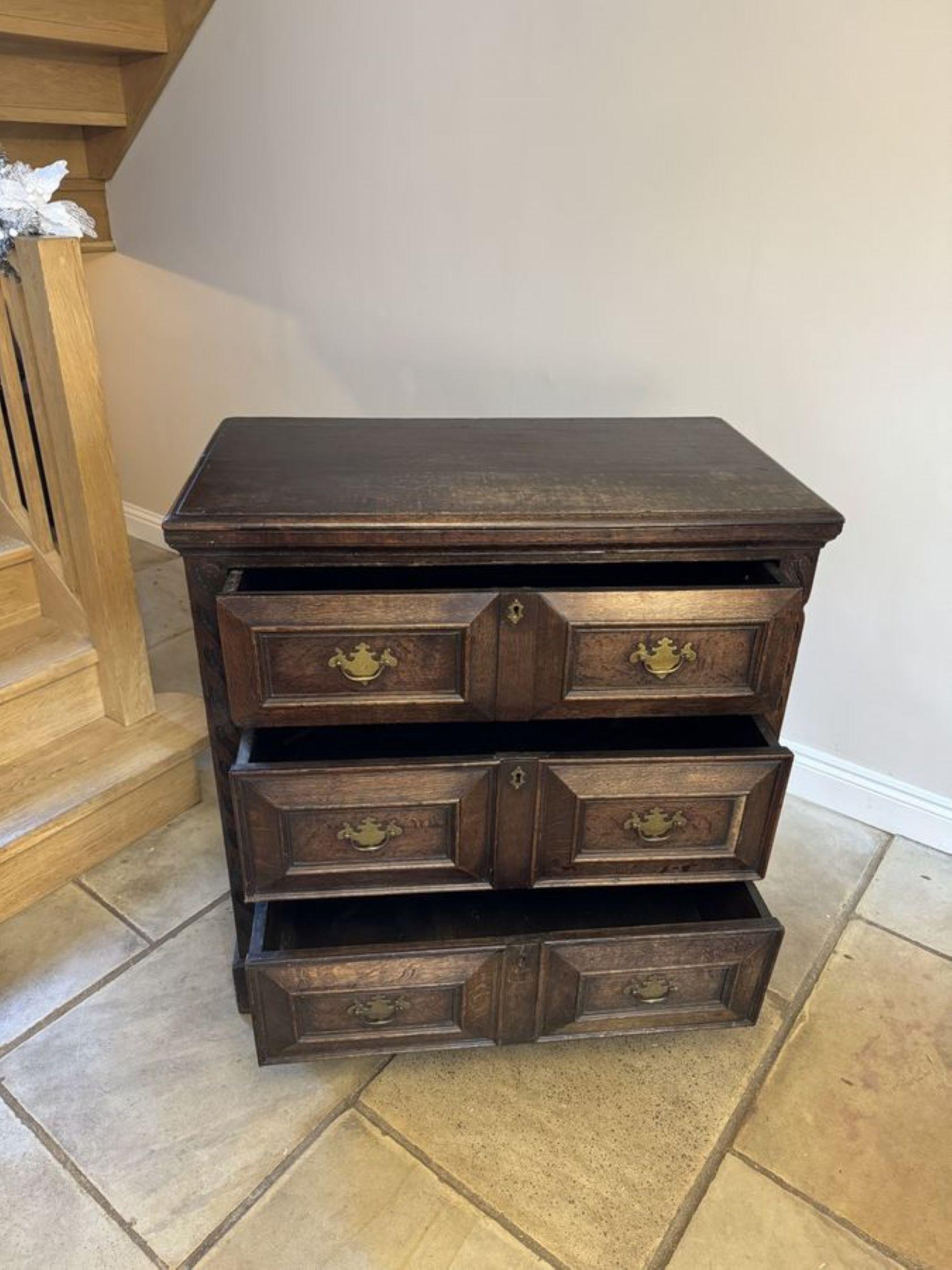 Ancienne commode Jacobean en chêne de qualité du 18e siècle en vente 1