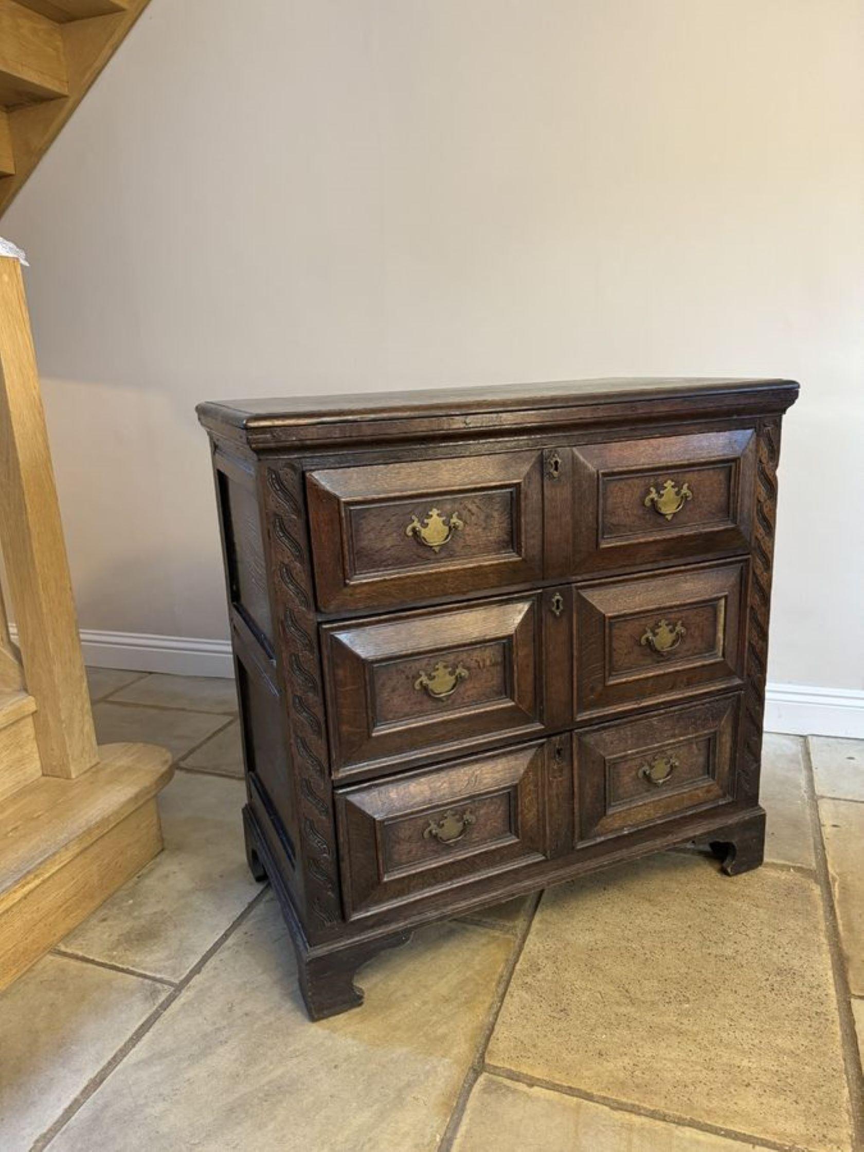 Ancienne commode Jacobean en chêne de qualité du 18e siècle en vente 2