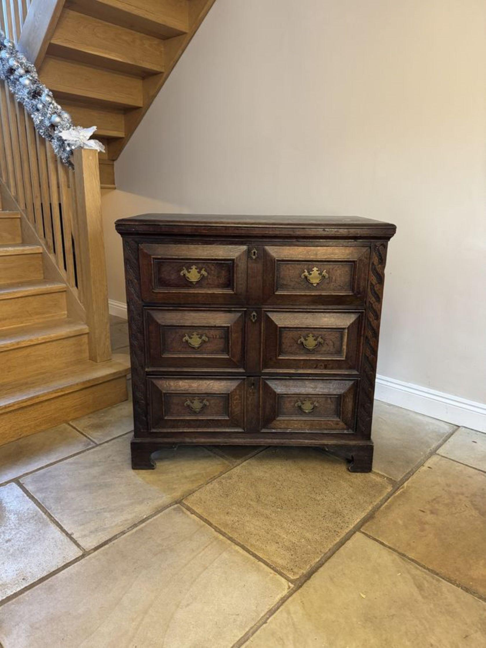 Ancienne commode Jacobean en chêne de qualité du 18e siècle en vente 3
