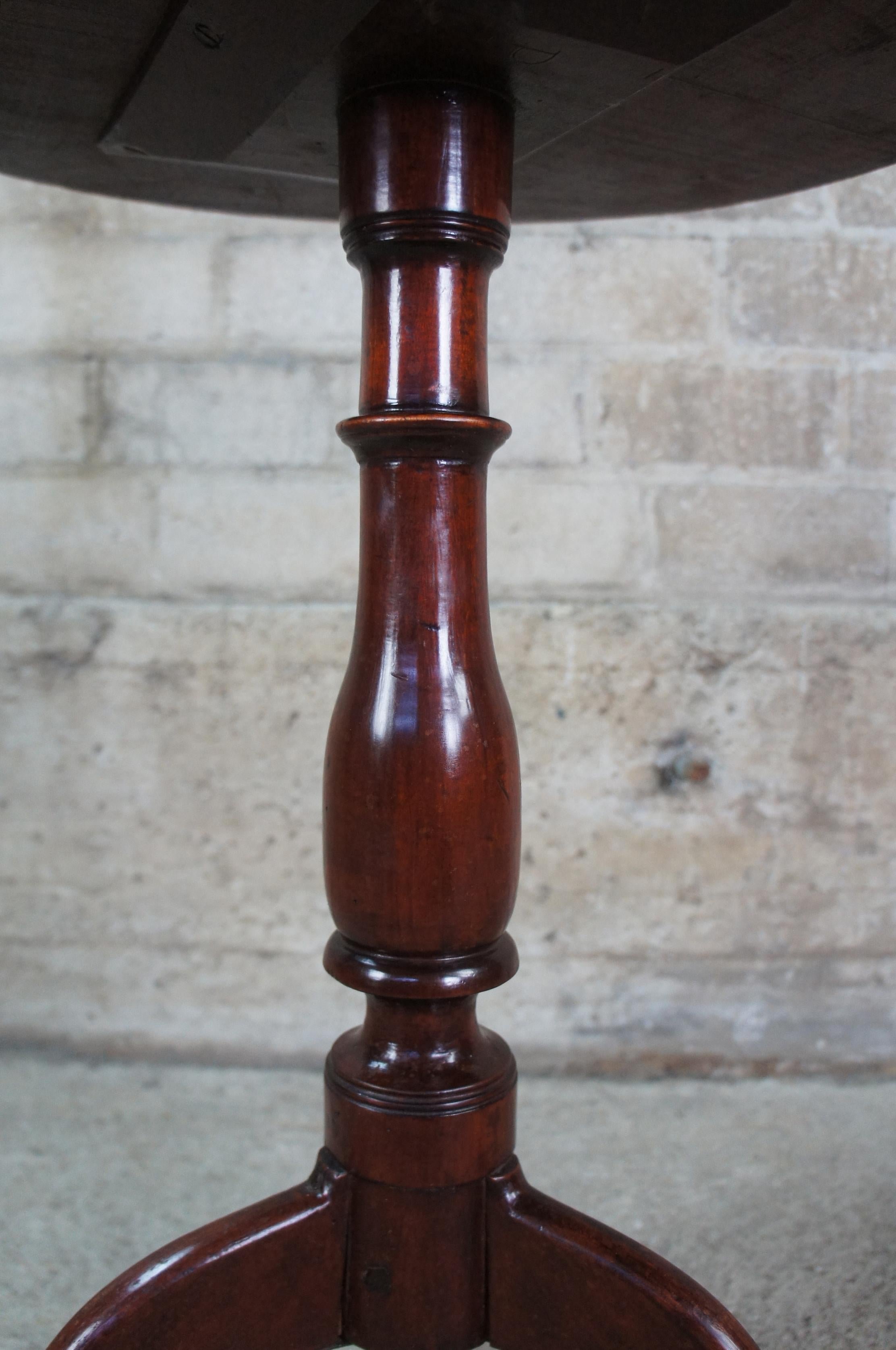 XVIIIe siècle et antérieur Antiquité 18ème siècle Queen Anne Mahogany Candle Stand Pedestal Table Tripod Base en vente