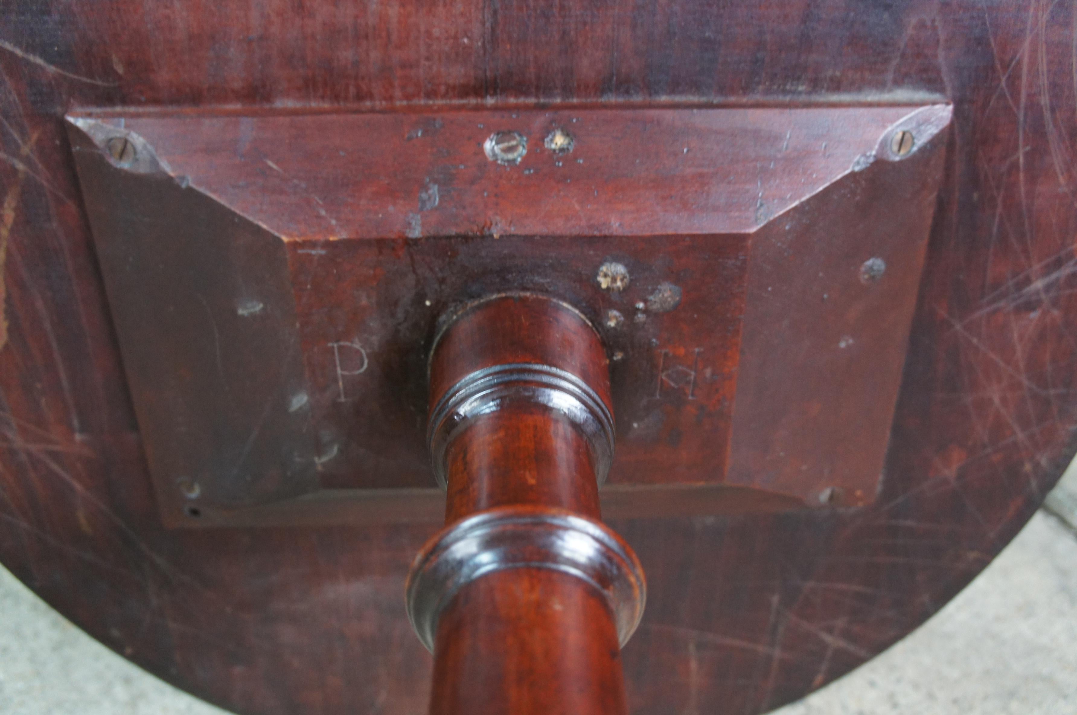 Acajou Antiquité 18ème siècle Queen Anne Mahogany Candle Stand Pedestal Table Tripod Base en vente