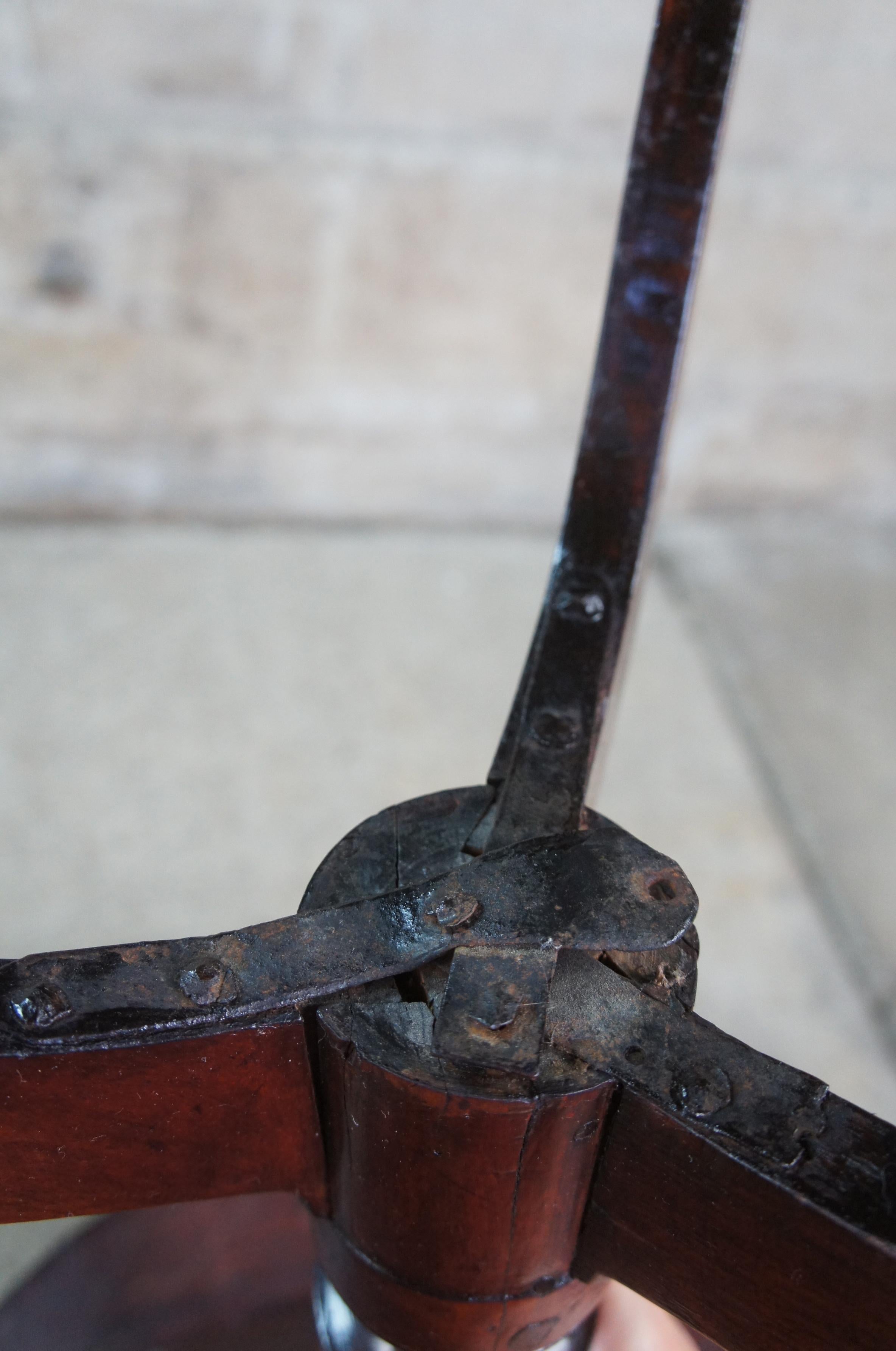 Antique 18th Century Queen Anne Mahogany Candle Stand Pedestal Table Tripod Base In Good Condition For Sale In Dayton, OH