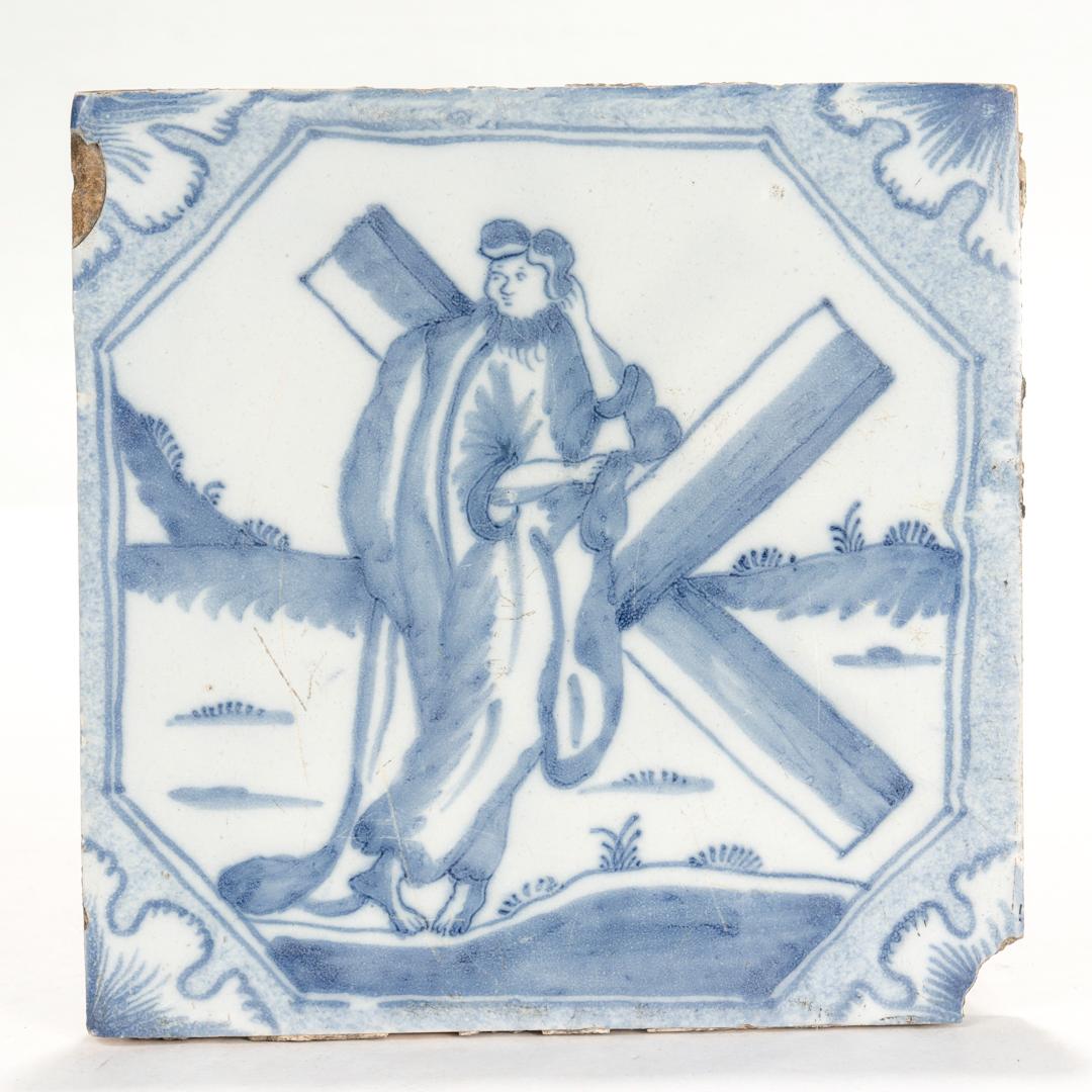 Eine schöne antike niederländische Delft-Keramikfliese aus dem 18.

Mit einer Szene, die Jesus Christus darstellt, der ein großes Kreuz unter einem seiner Arme trägt.

Einfach eine wunderbare antike Delfter Keramikfliese!

Datum:
18.