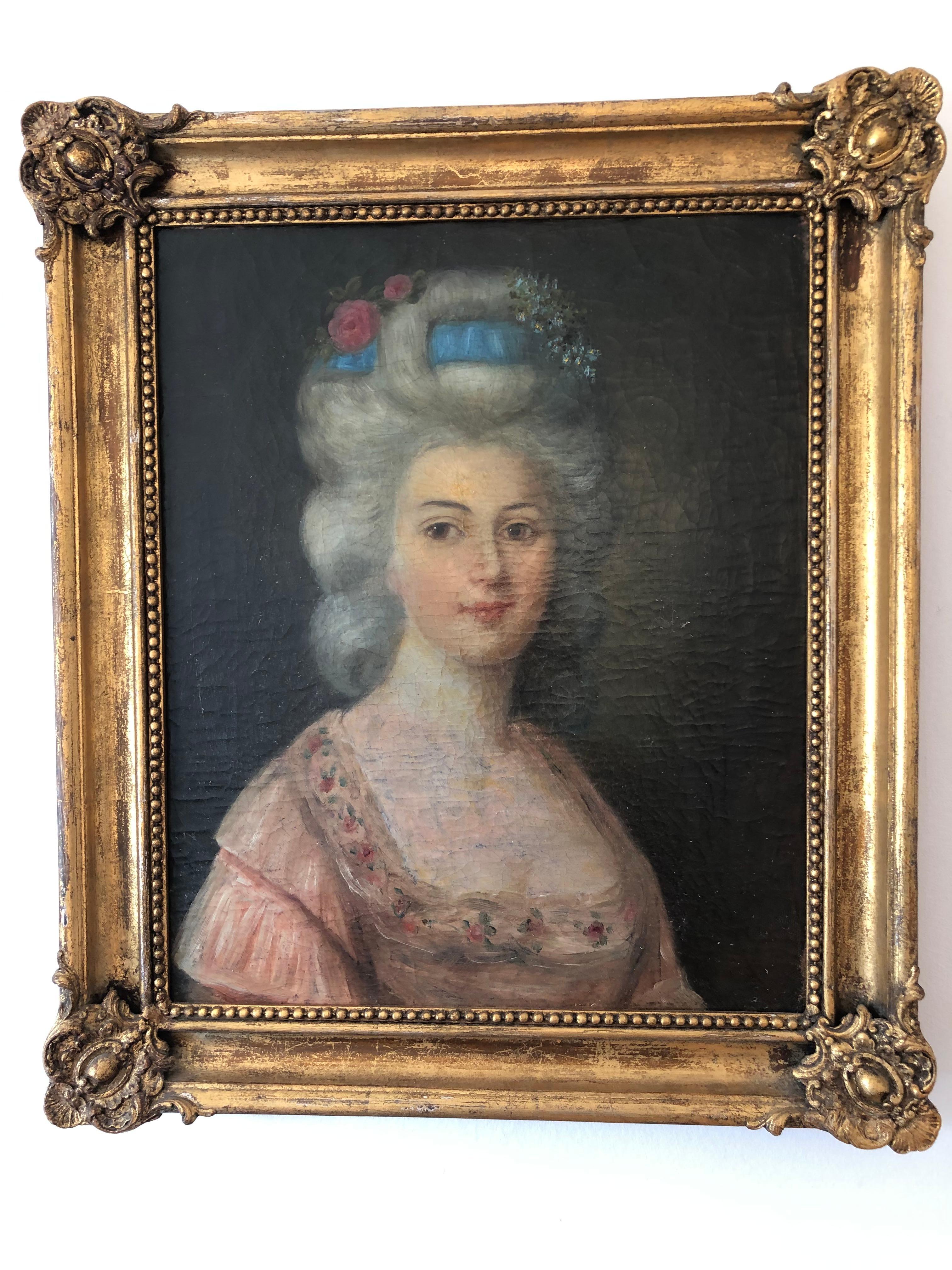 Questo splendido ritratto rococò della fine del XVIII secolo ritrae una signora aristocratica con i capelli grigi, decorata con fiori e un nastro blu, che riflette l'amore dell'epoca per la moda elegante. Indossa un abito rosa chiaro con scollatura,
