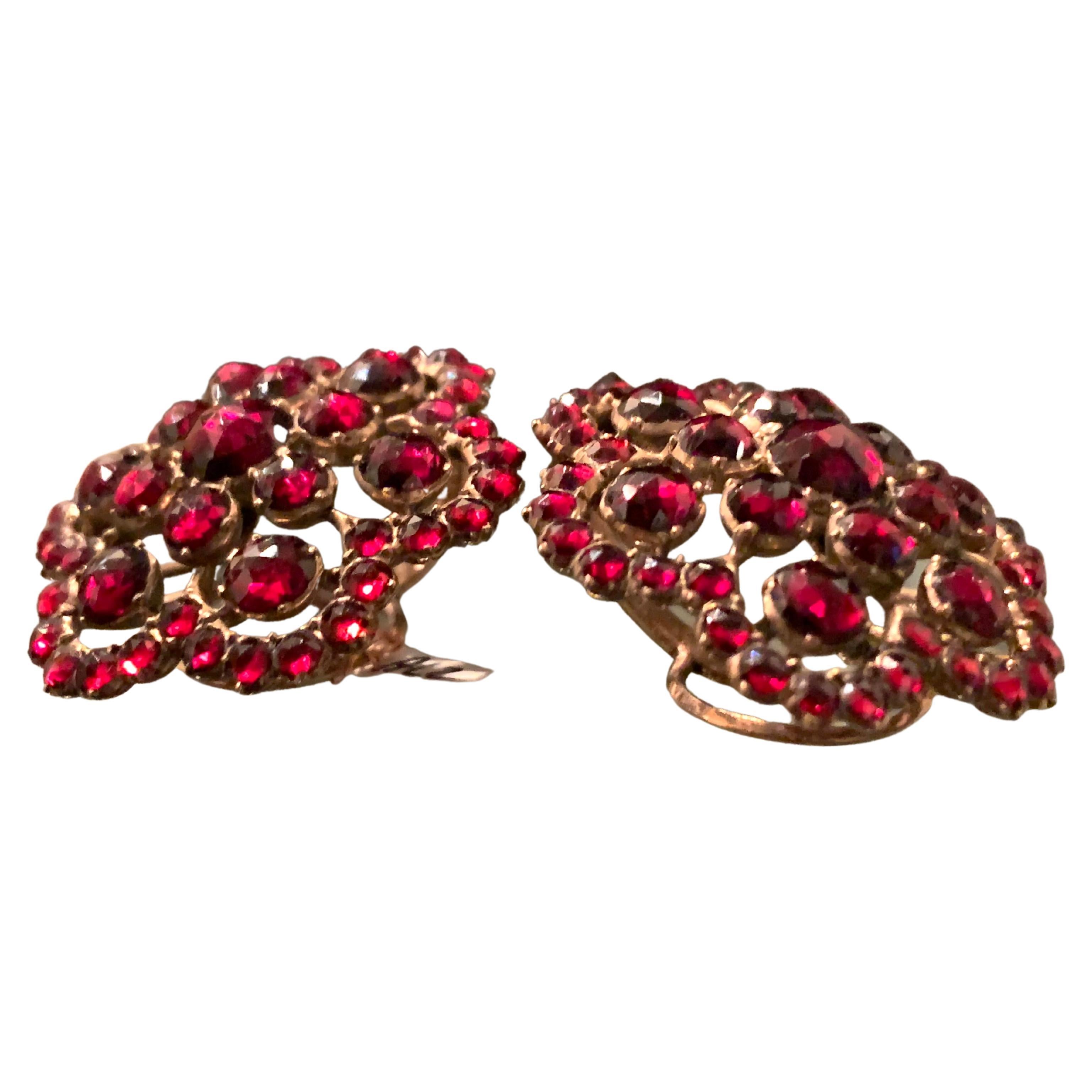 it is very rare indeed to find earrings from the Rokoko period.
This pair of garnet rosettes has kept it's period fitting and is in wonderful condition considering it's age.