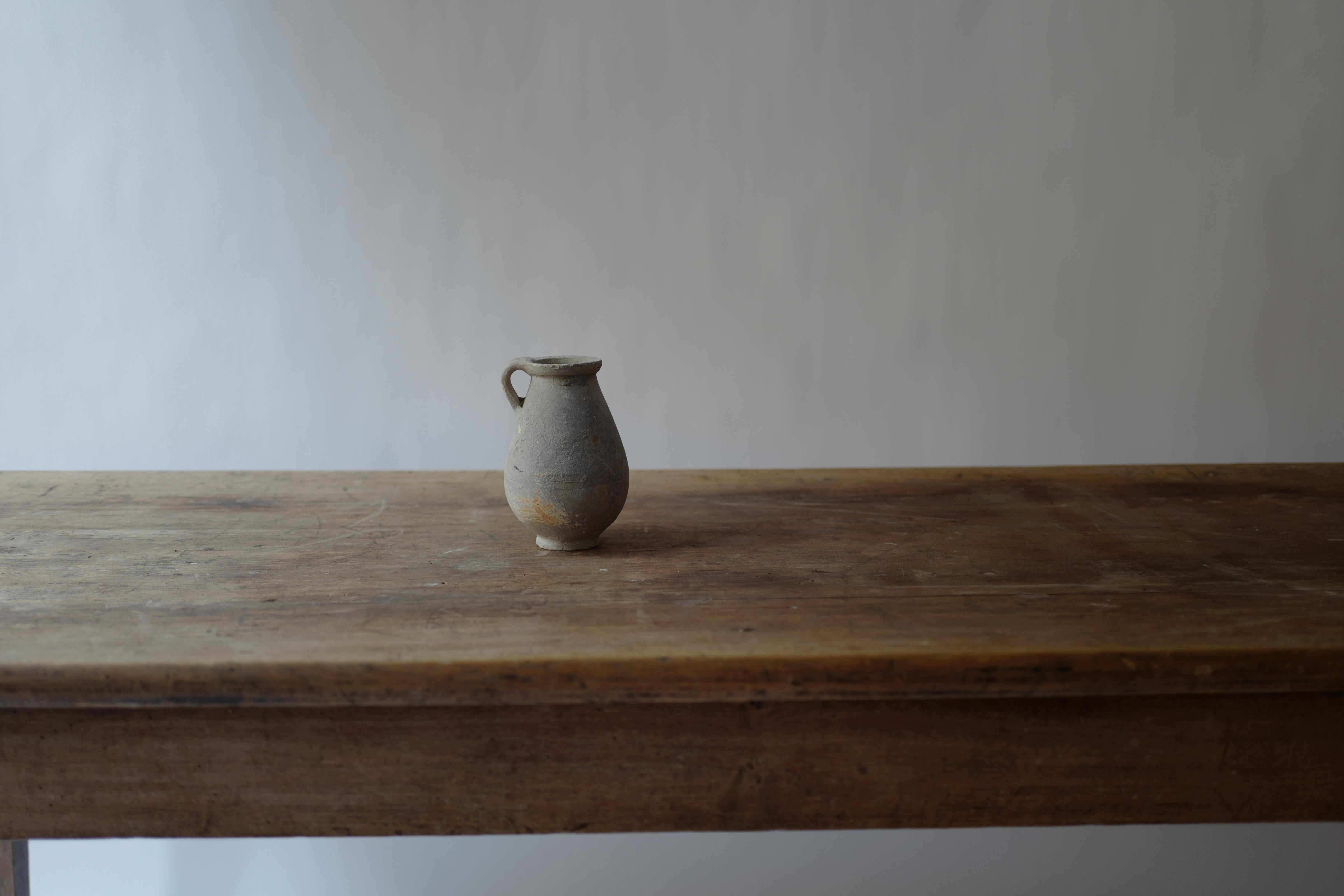 Antique 18th Century Roman Tunisian Grey Pot – Handcrafted Terracotta Vessel In Good Condition For Sale In Milano, IT